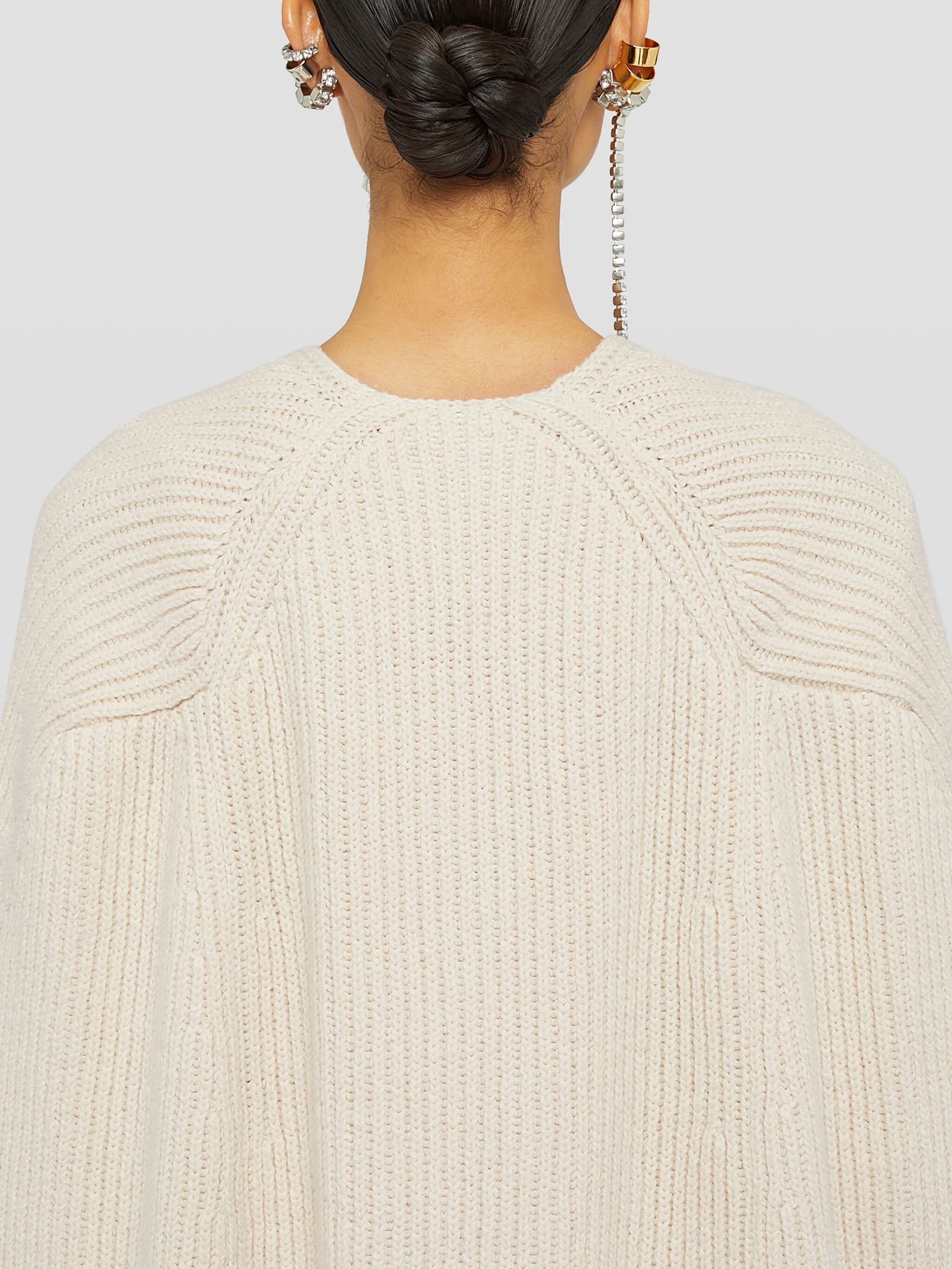 tie-fastening knitted cape