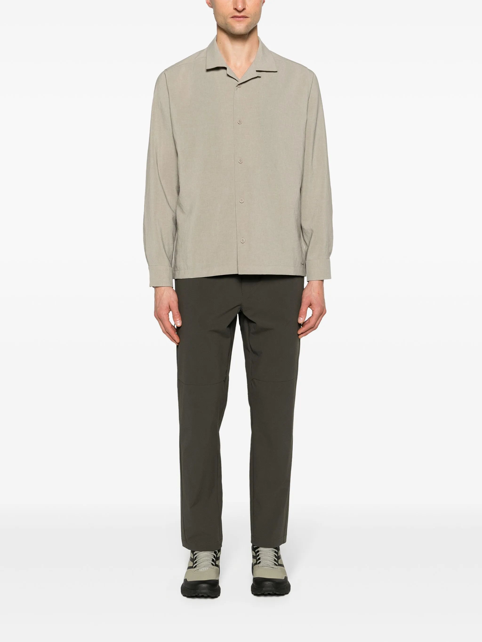cutaway-collar button-up shirt