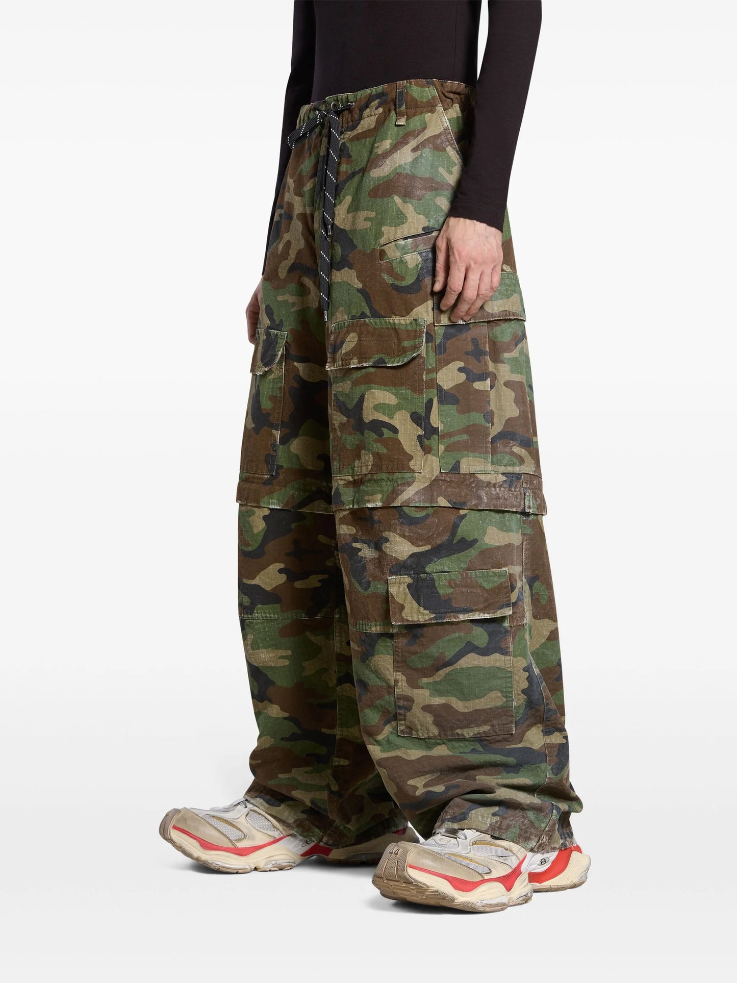 wide-leg cargo trousers