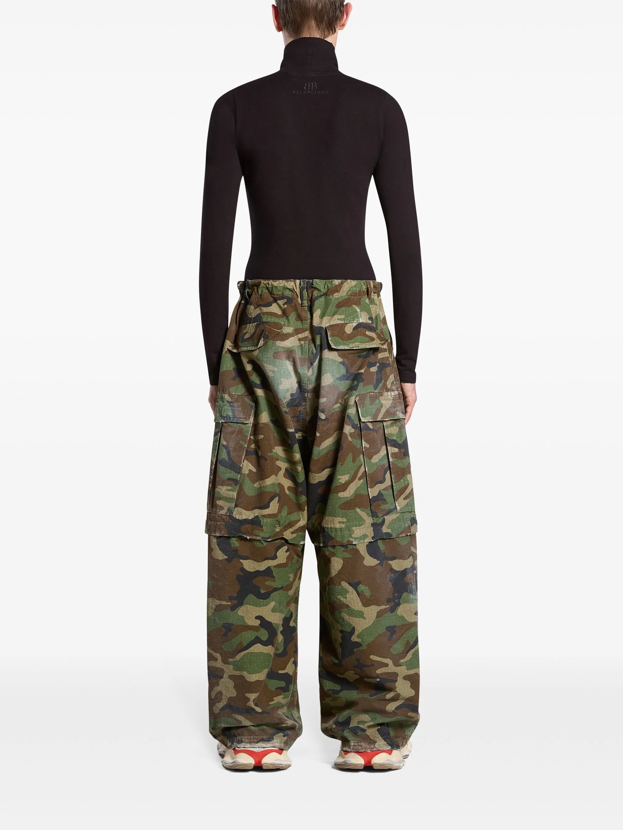 wide-leg cargo trousers
