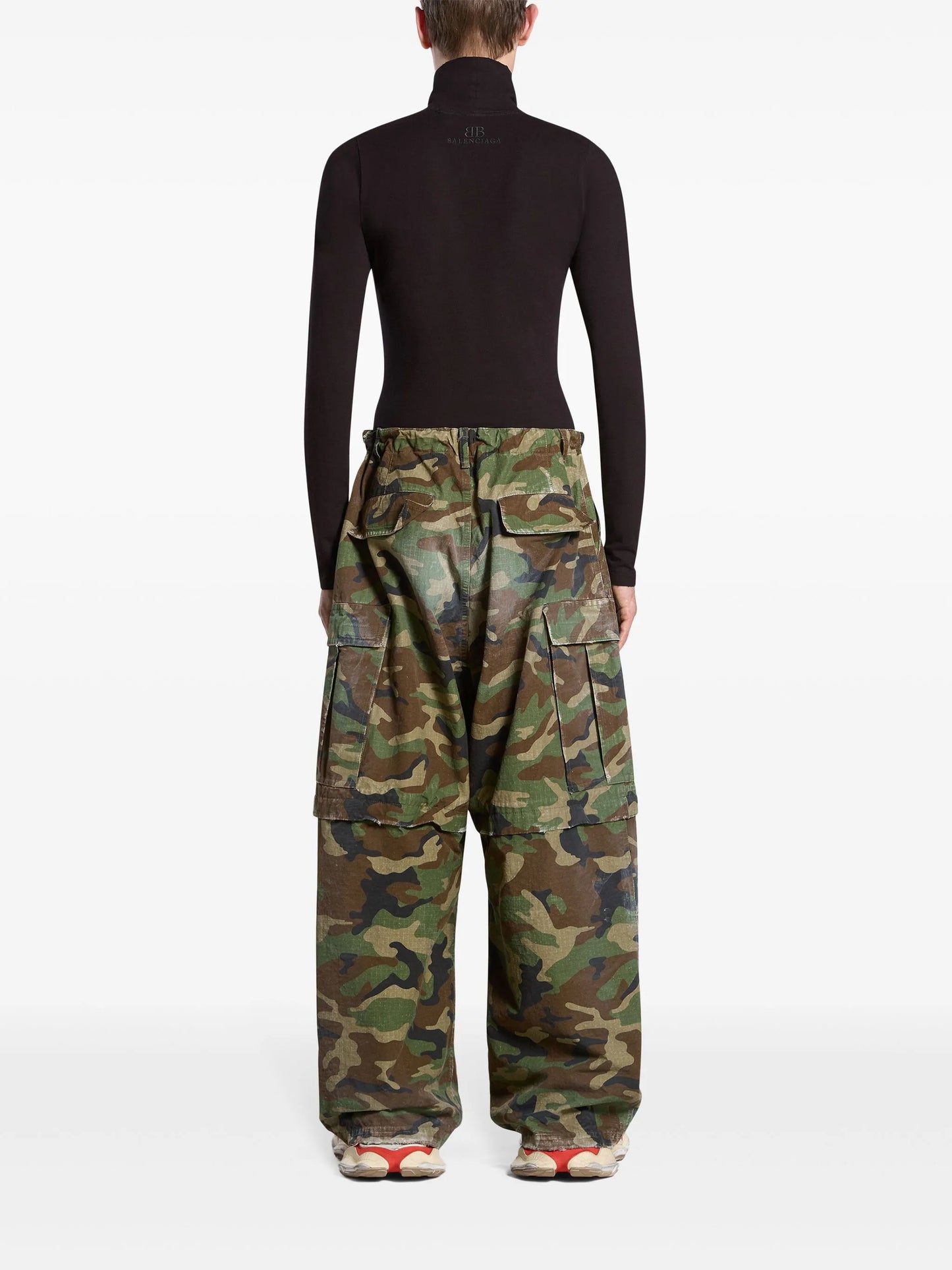 wide-leg cargo trousers