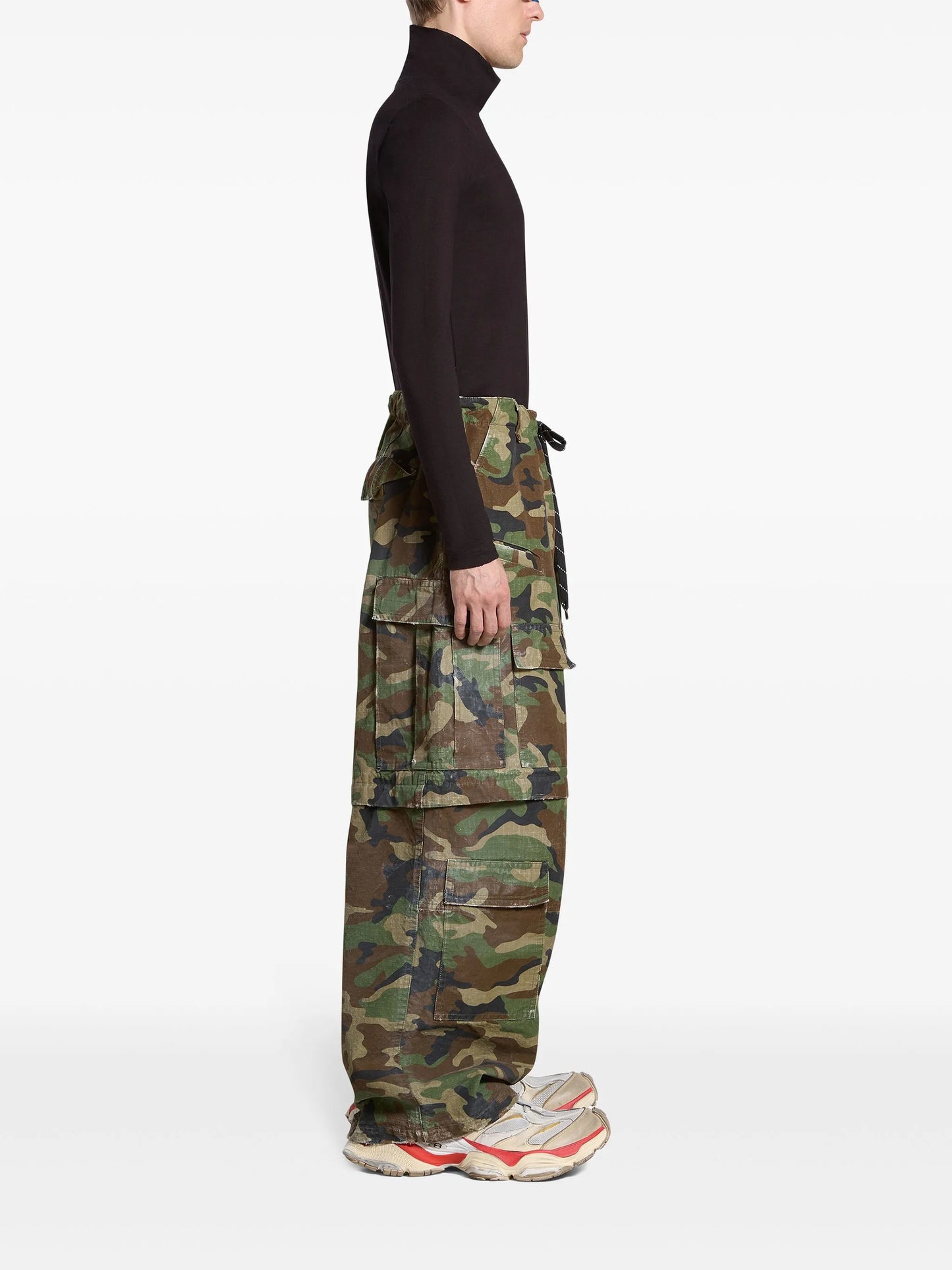 wide-leg cargo trousers
