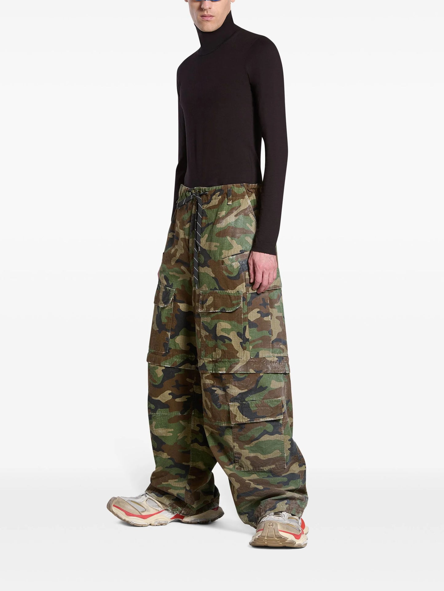 wide-leg cargo trousers