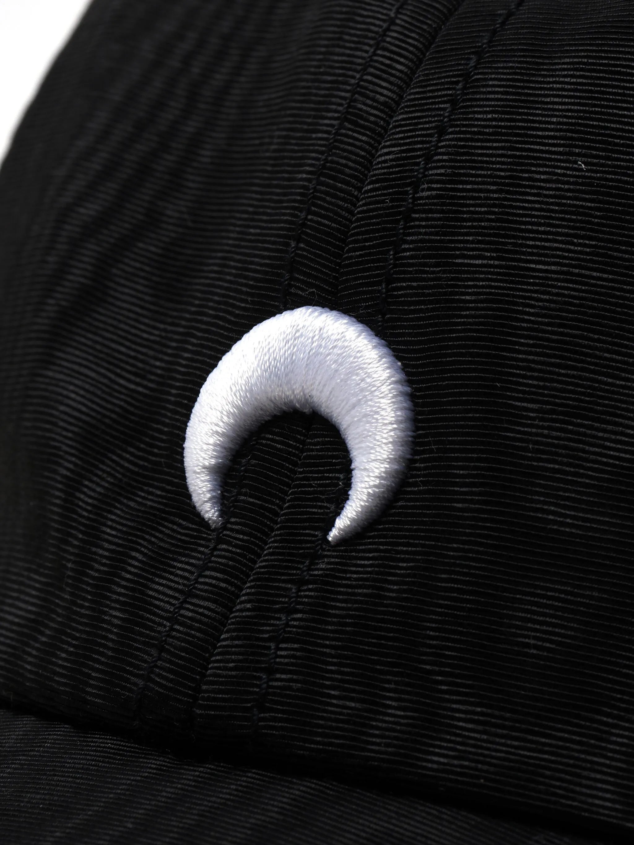 logo-embroidered moire-effect cap
