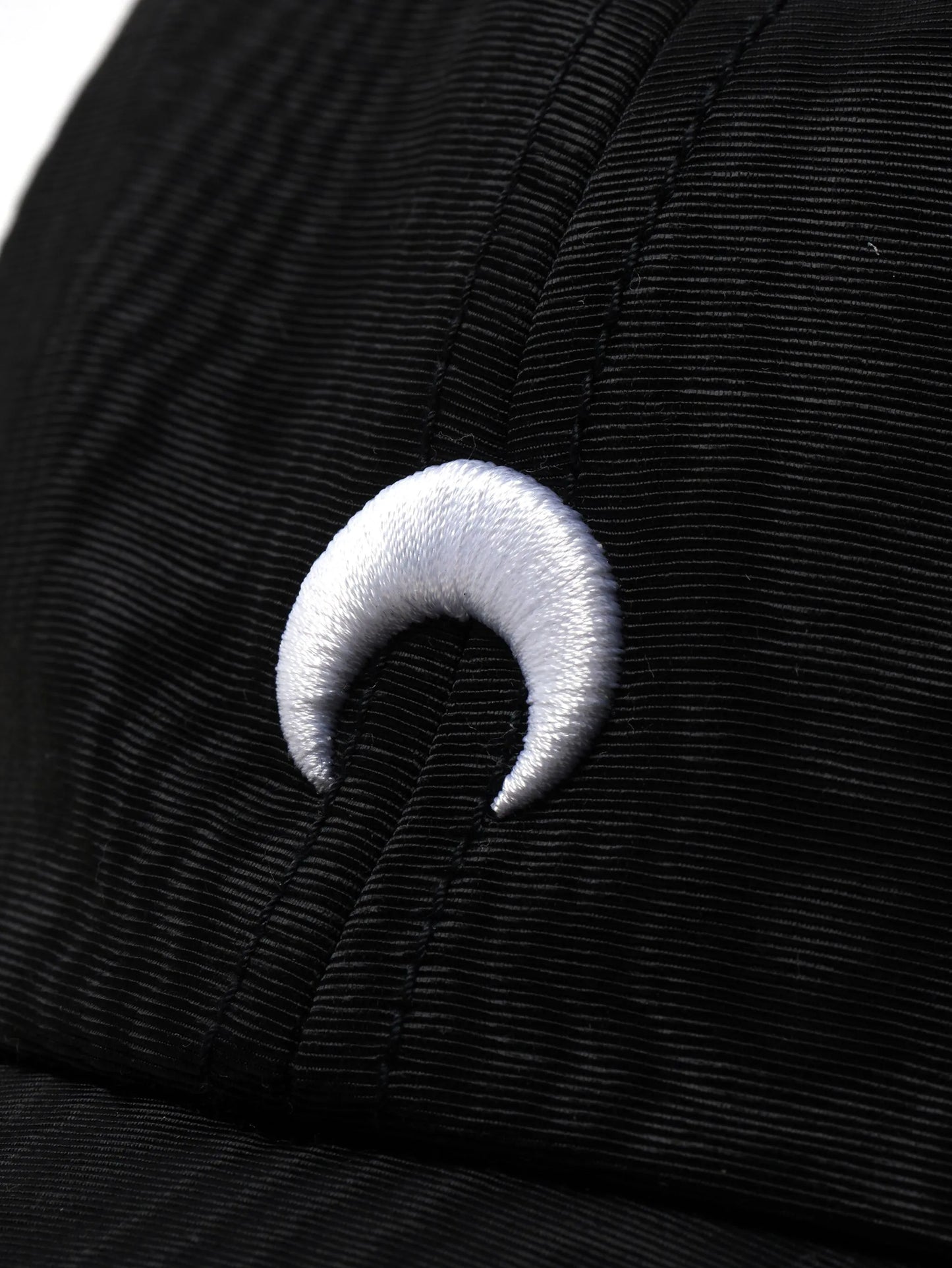 logo-embroidered moire-effect cap