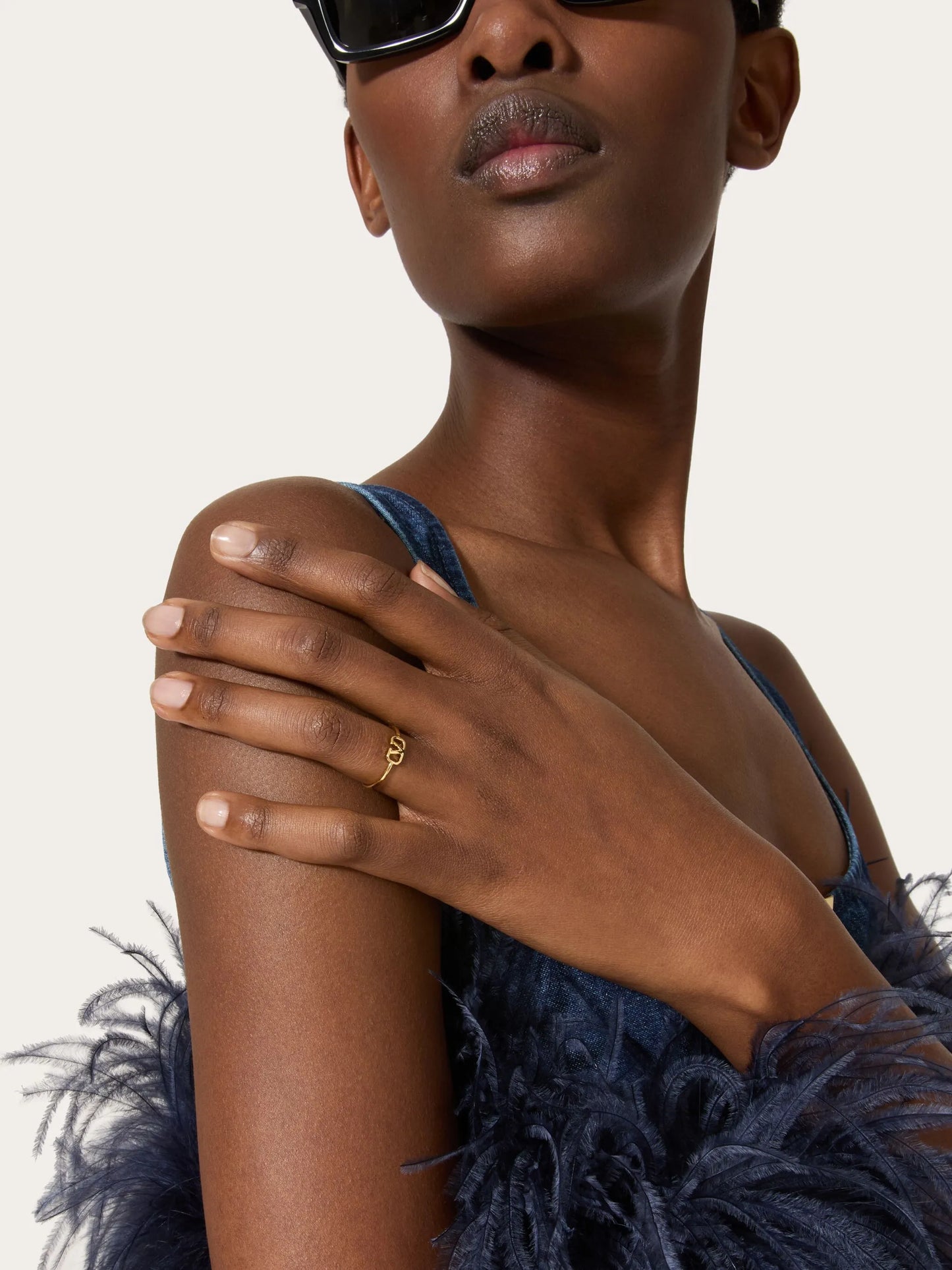 Vlogo Signature ring