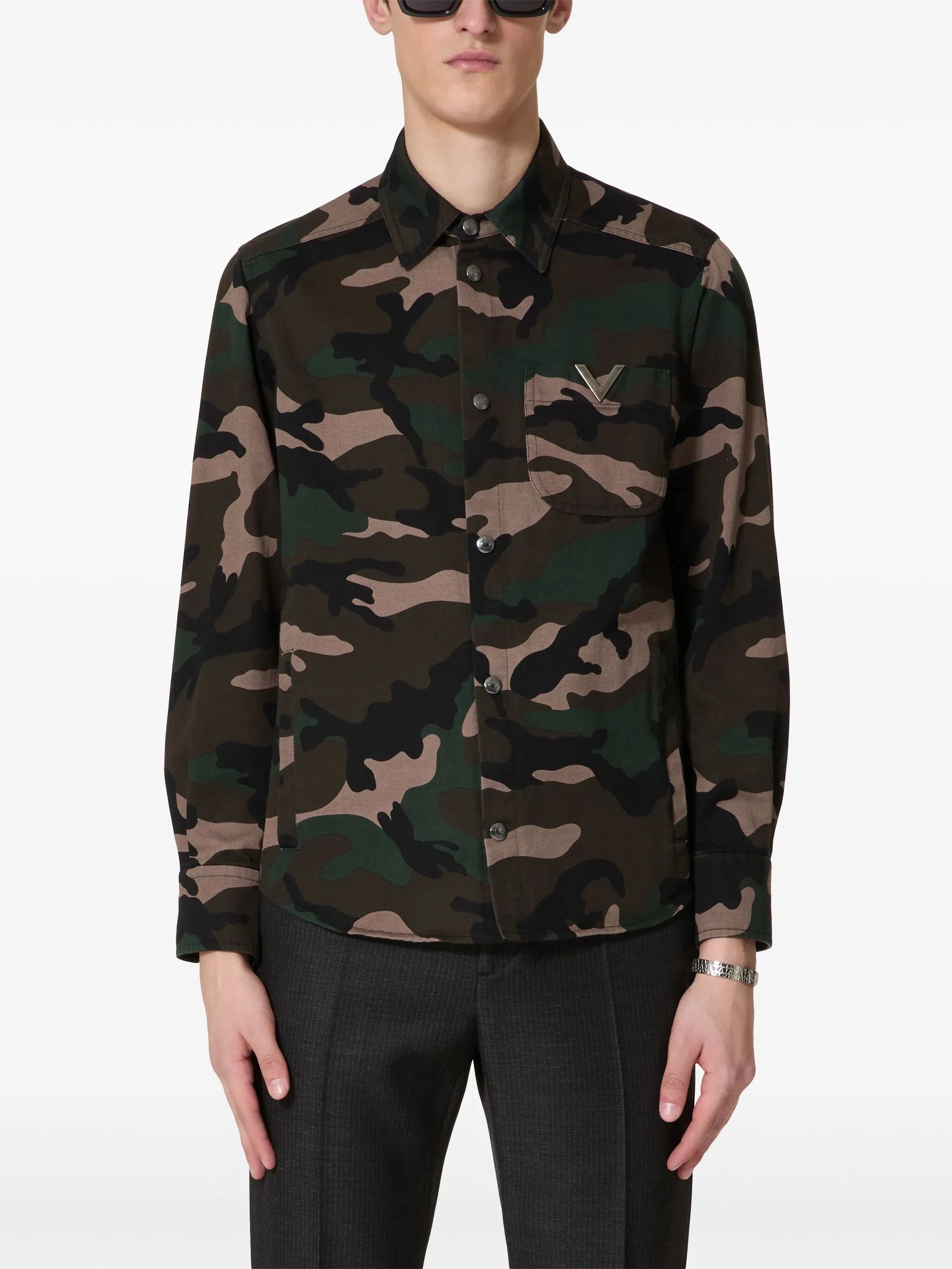 V-detail camouflage-print shirt jacket