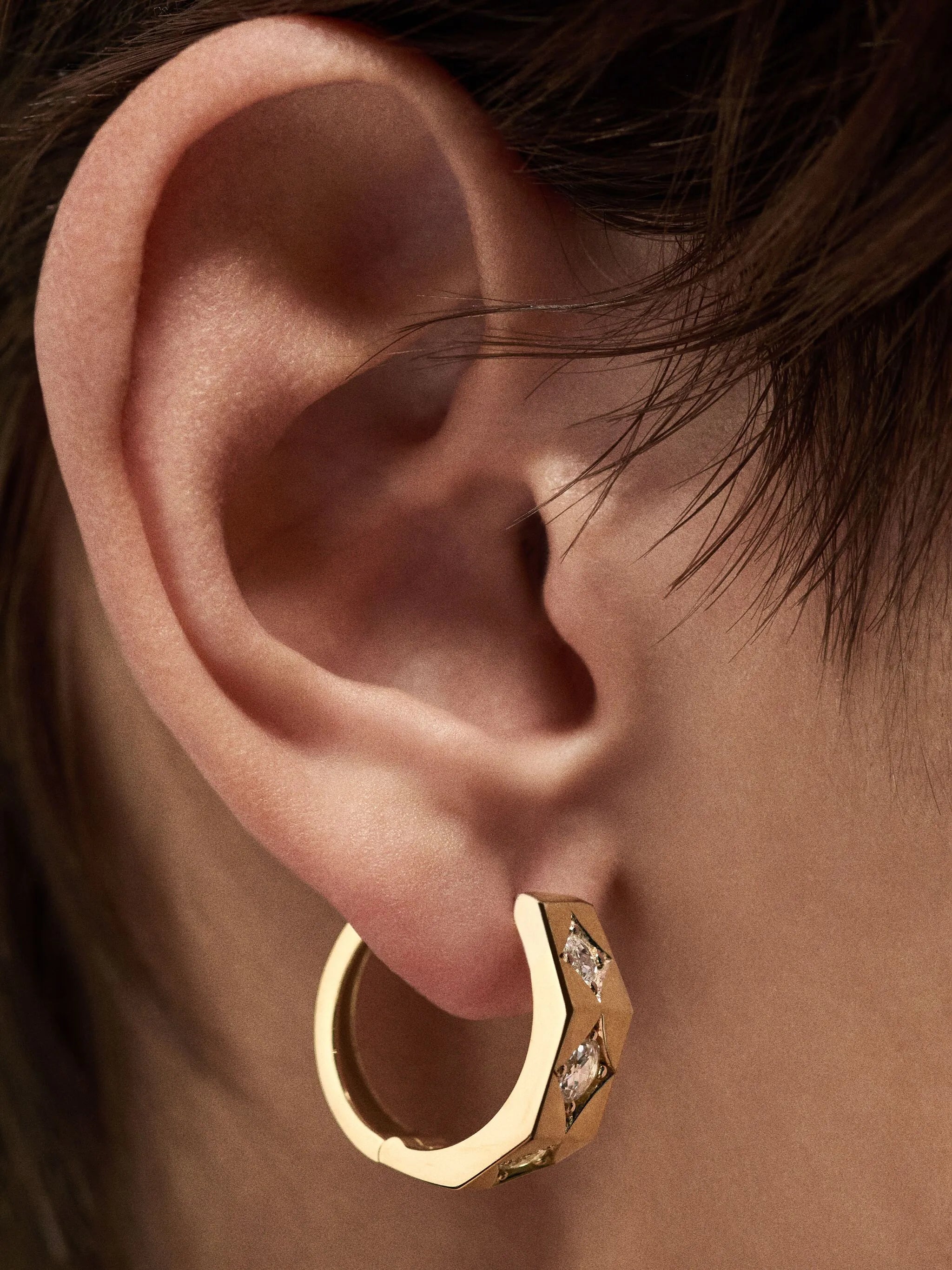 18kt yellow gold diamond hoop earring