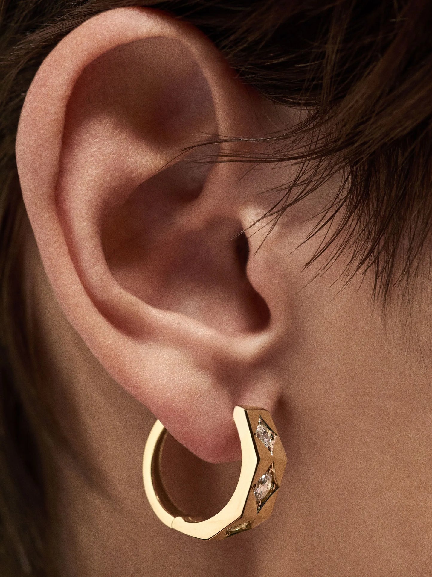 18kt yellow gold diamond hoop earring