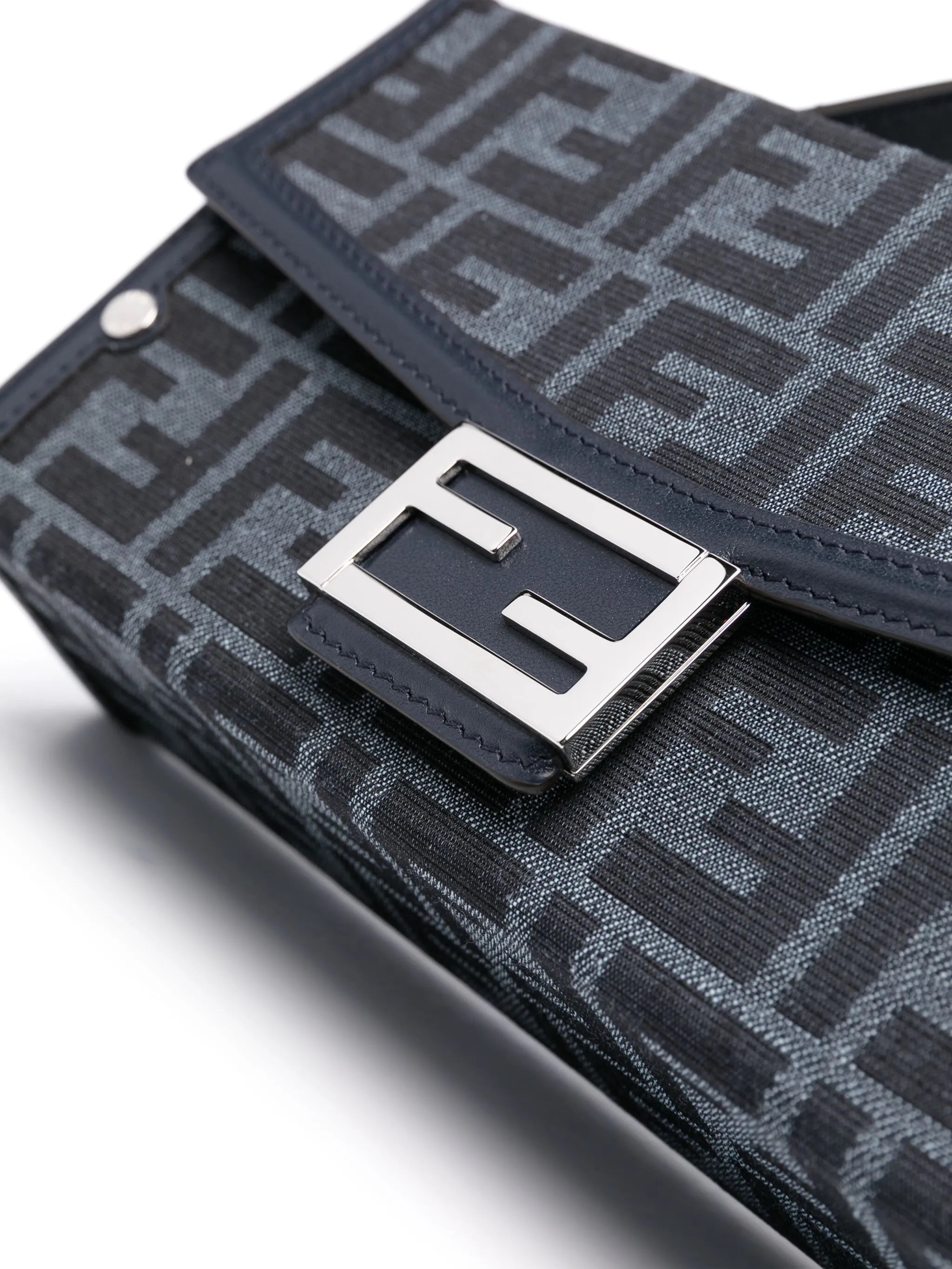 Baguette Soft Trunk messenger bag