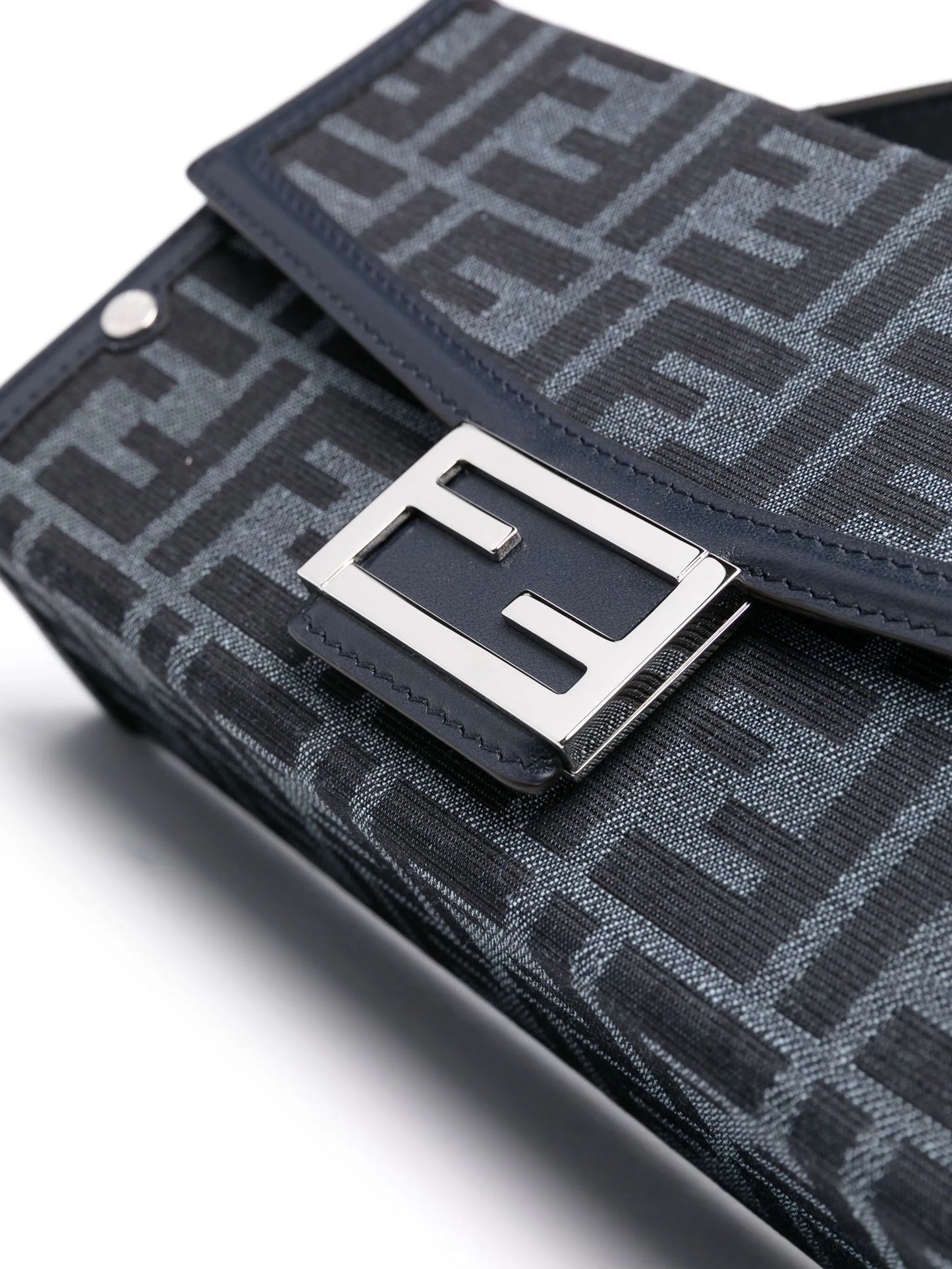 Baguette Soft Trunk messenger bag