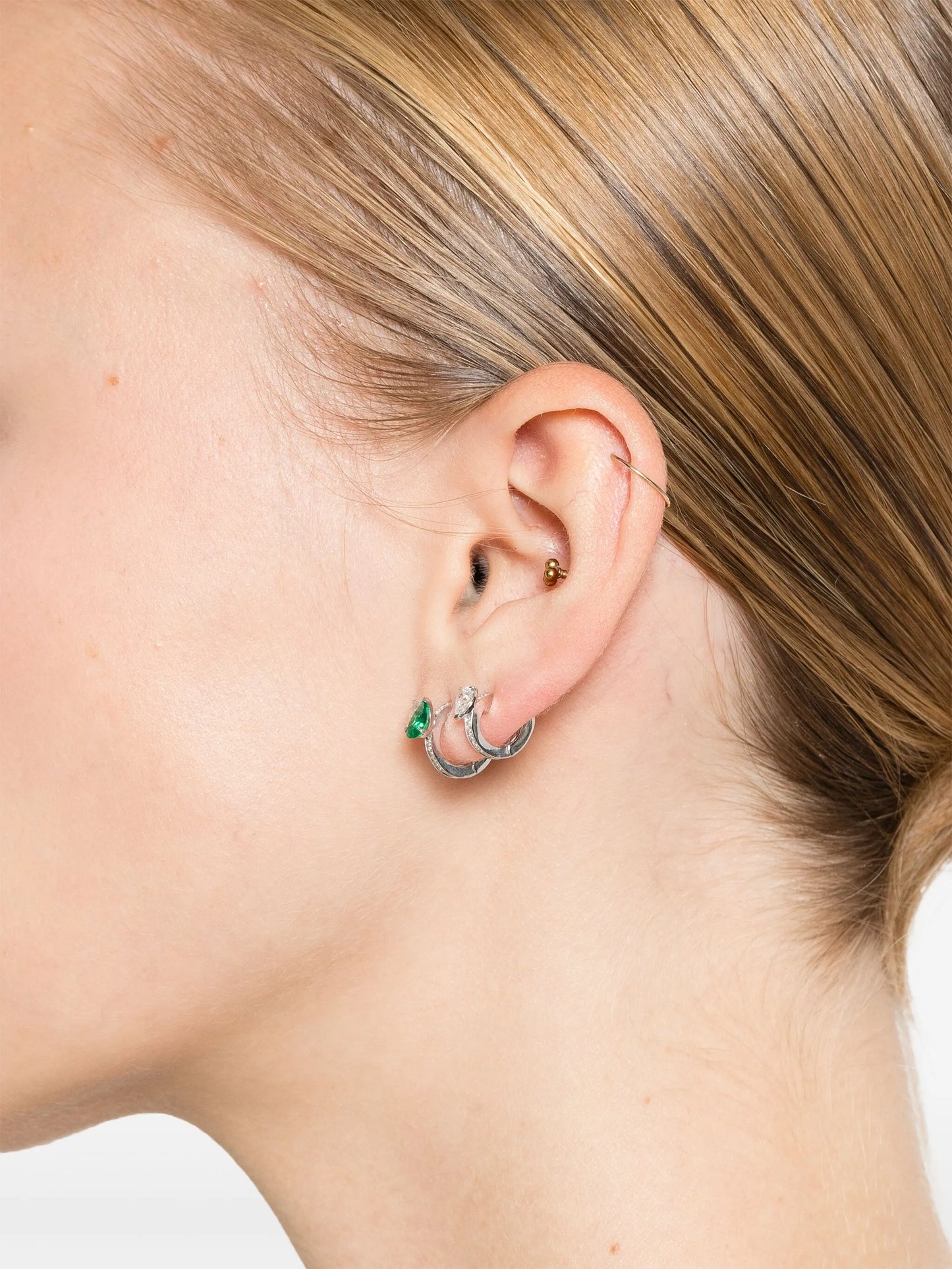 18kt white gold Serti sur Vide diamond and emerald ear cuff