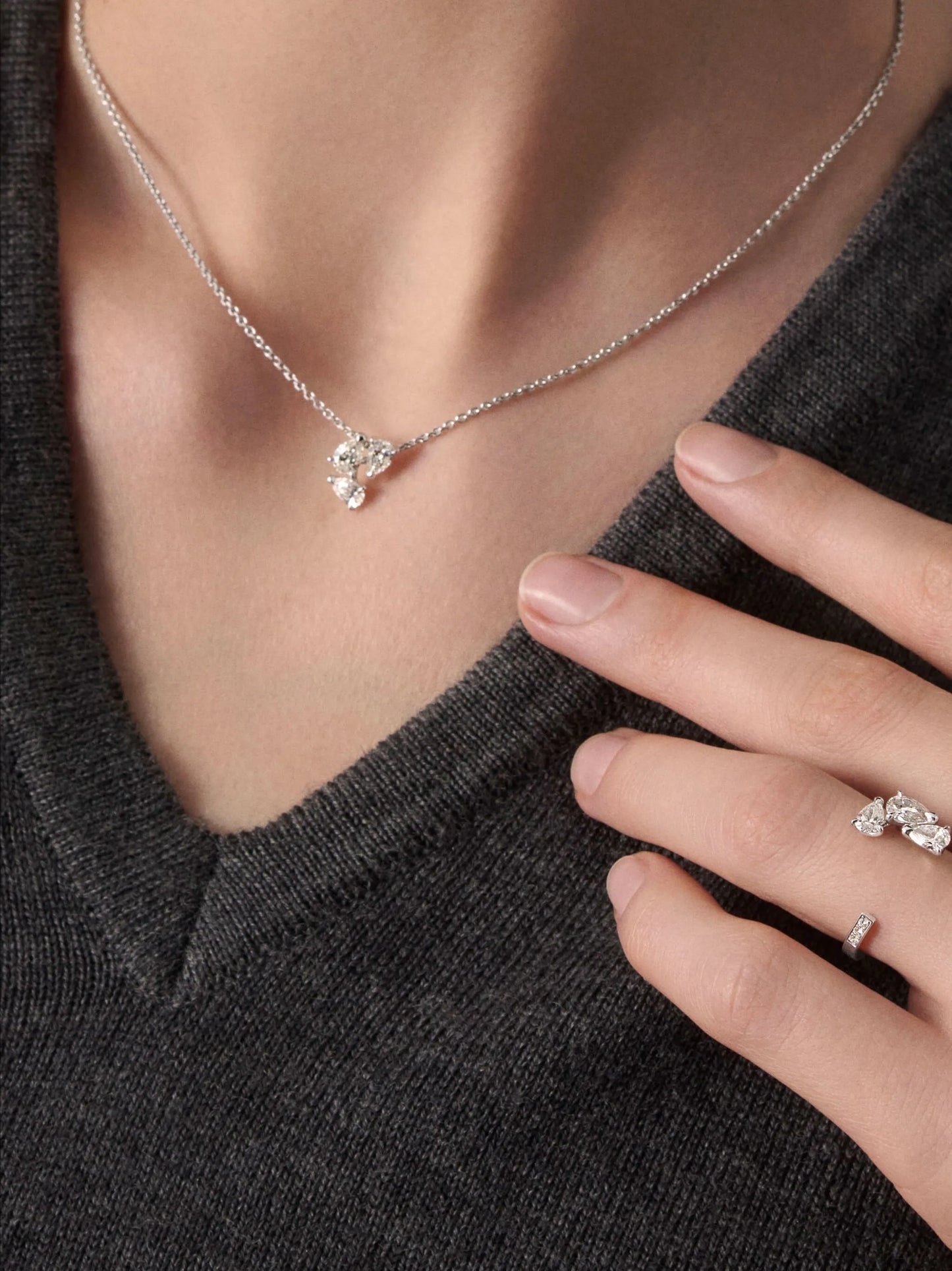 18kt white gold Serti sur Vide diamong ring