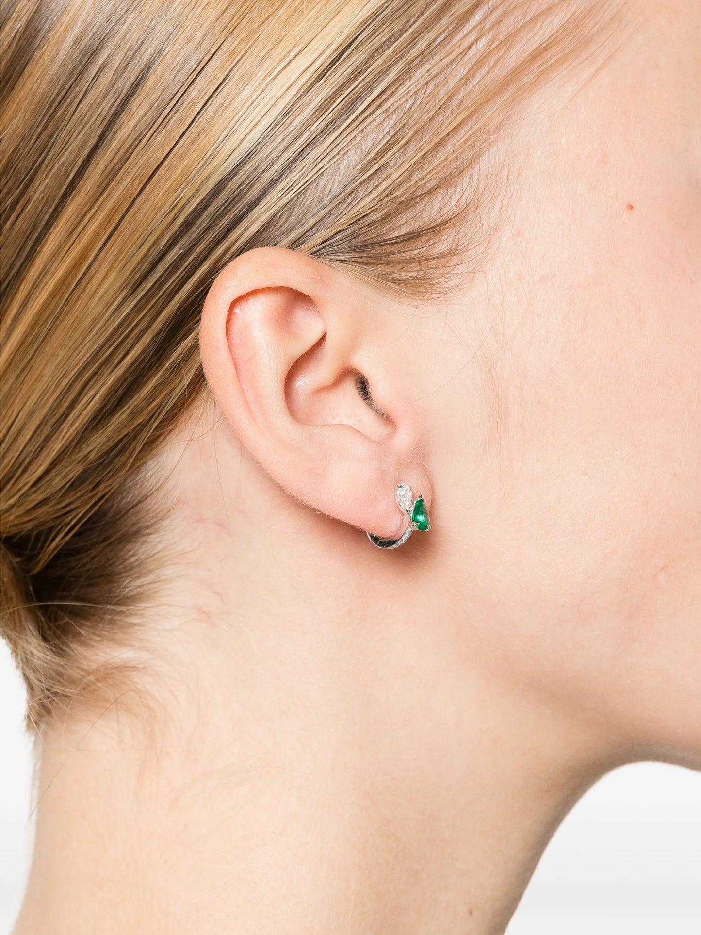18kt white gold Serti sur Vide diamond and emerald single earring