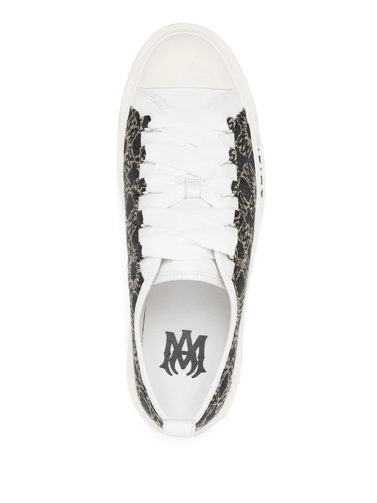 Court sneakers
