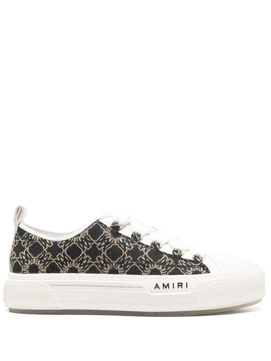 Court sneakers
