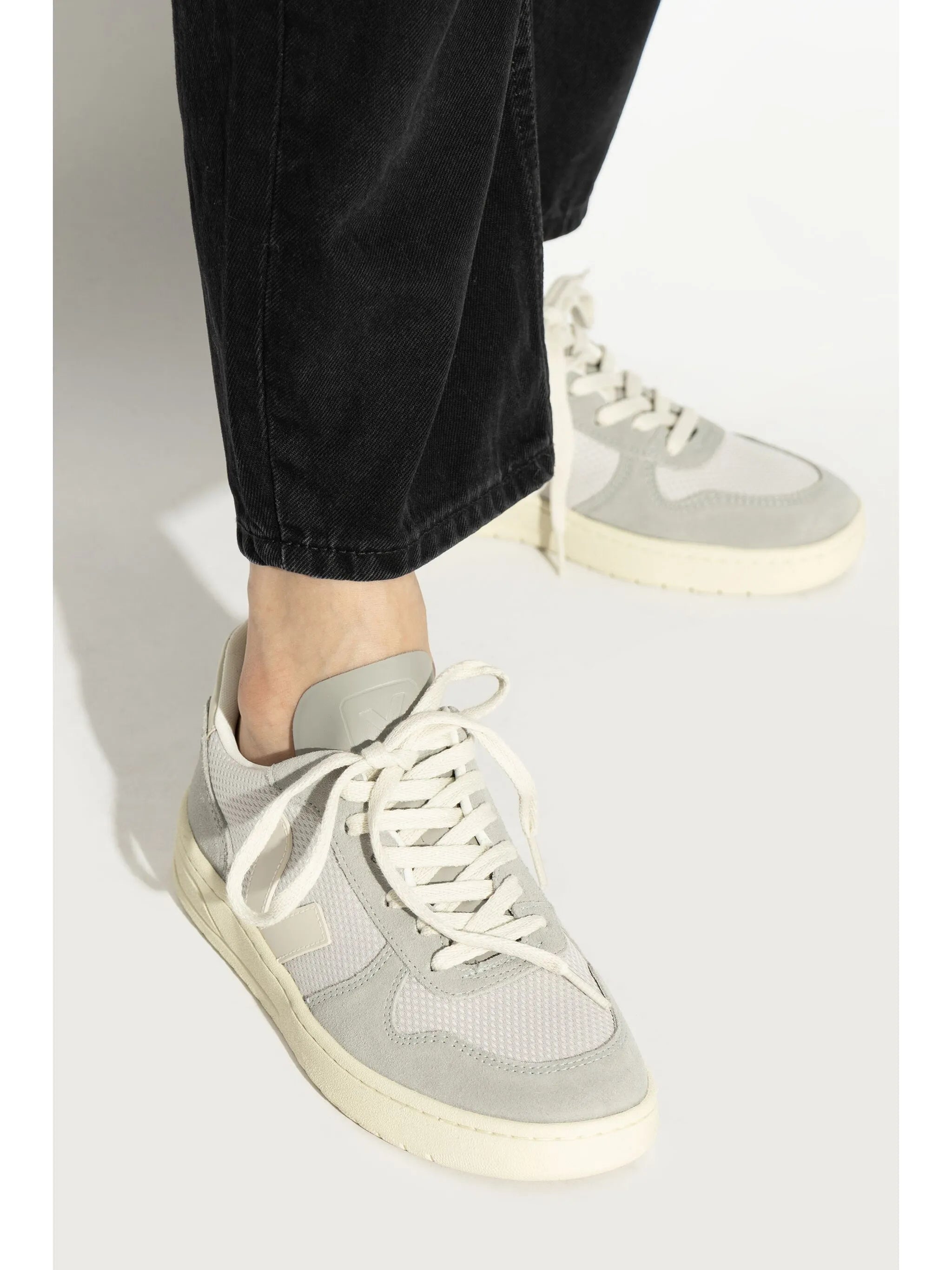 V-10 sneakers