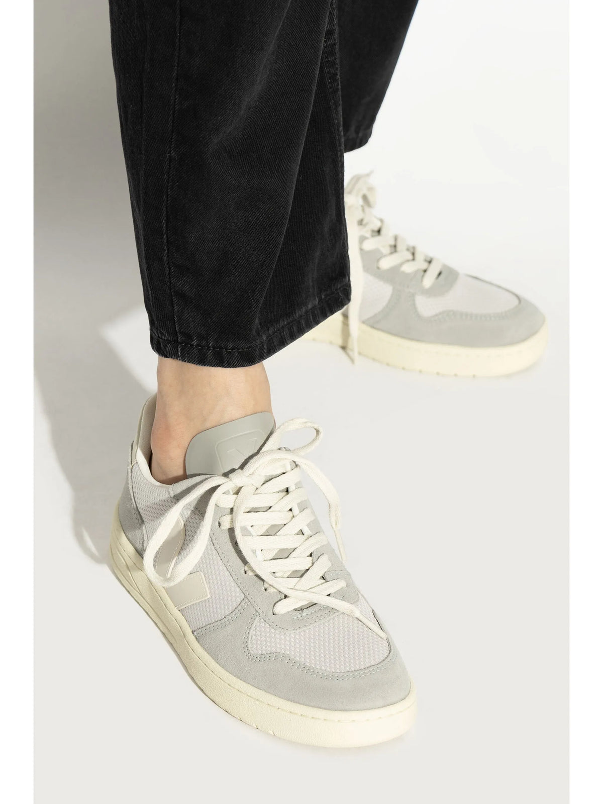 V-10 sneakers
