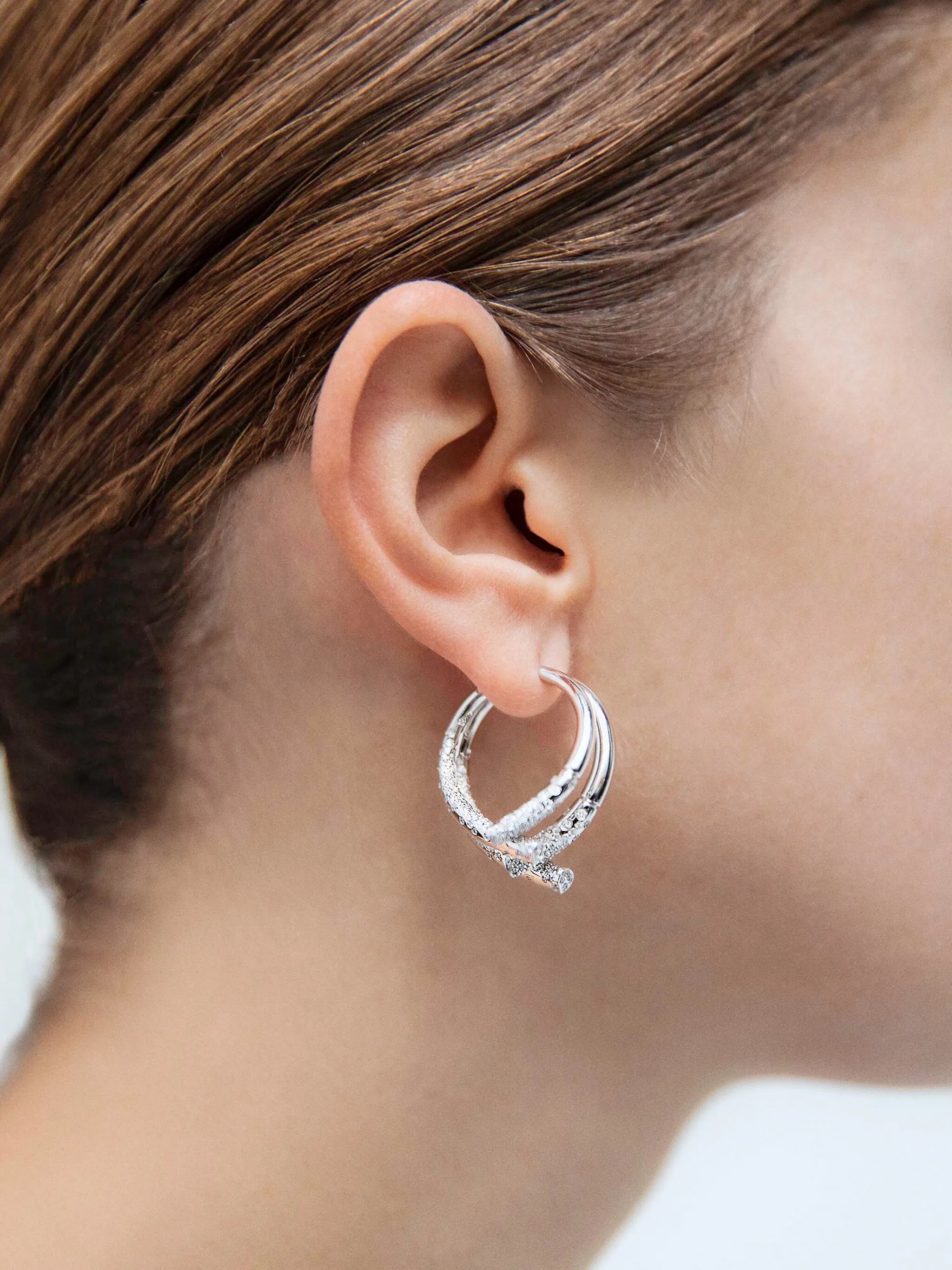 18kt white gold Oeara diamond earrings