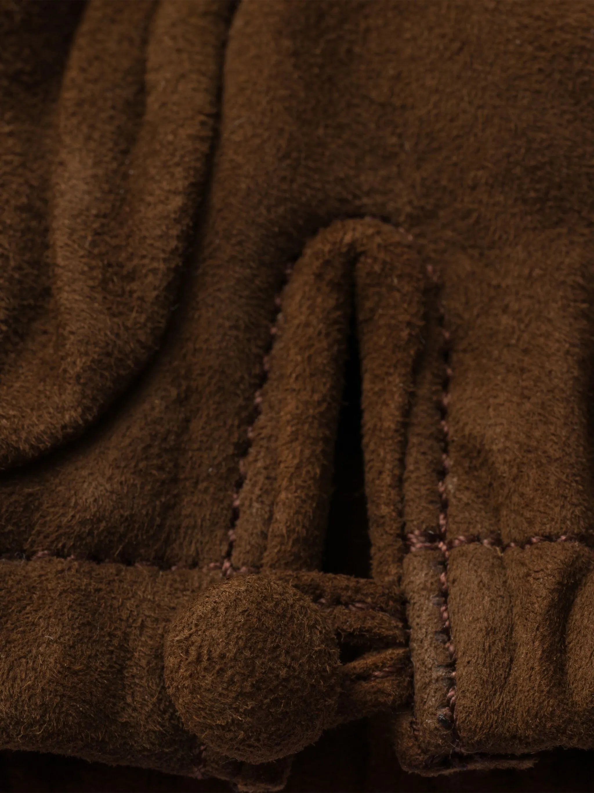 triangle-logo suede gloves