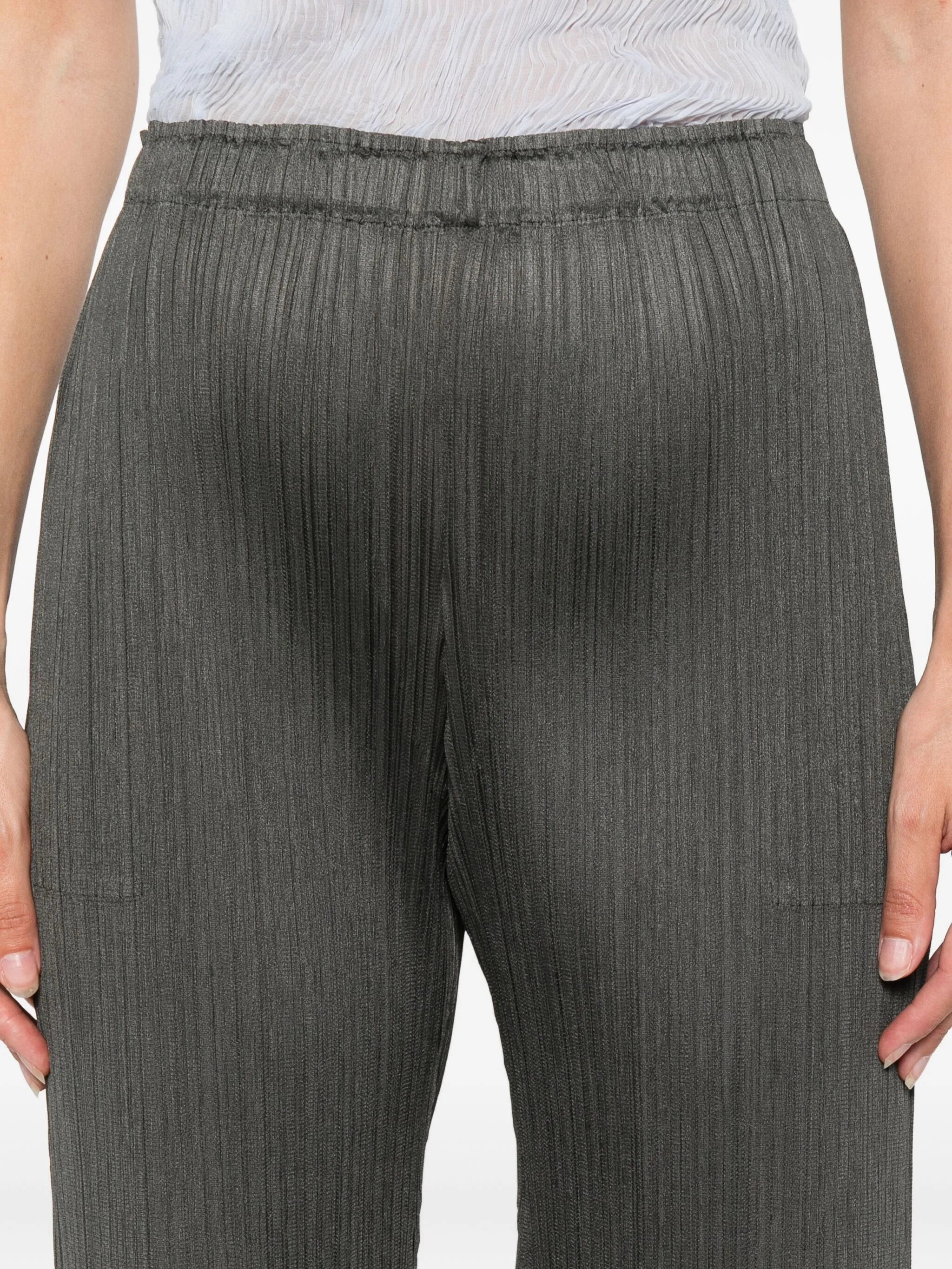 elasticated-waist pleated shorts