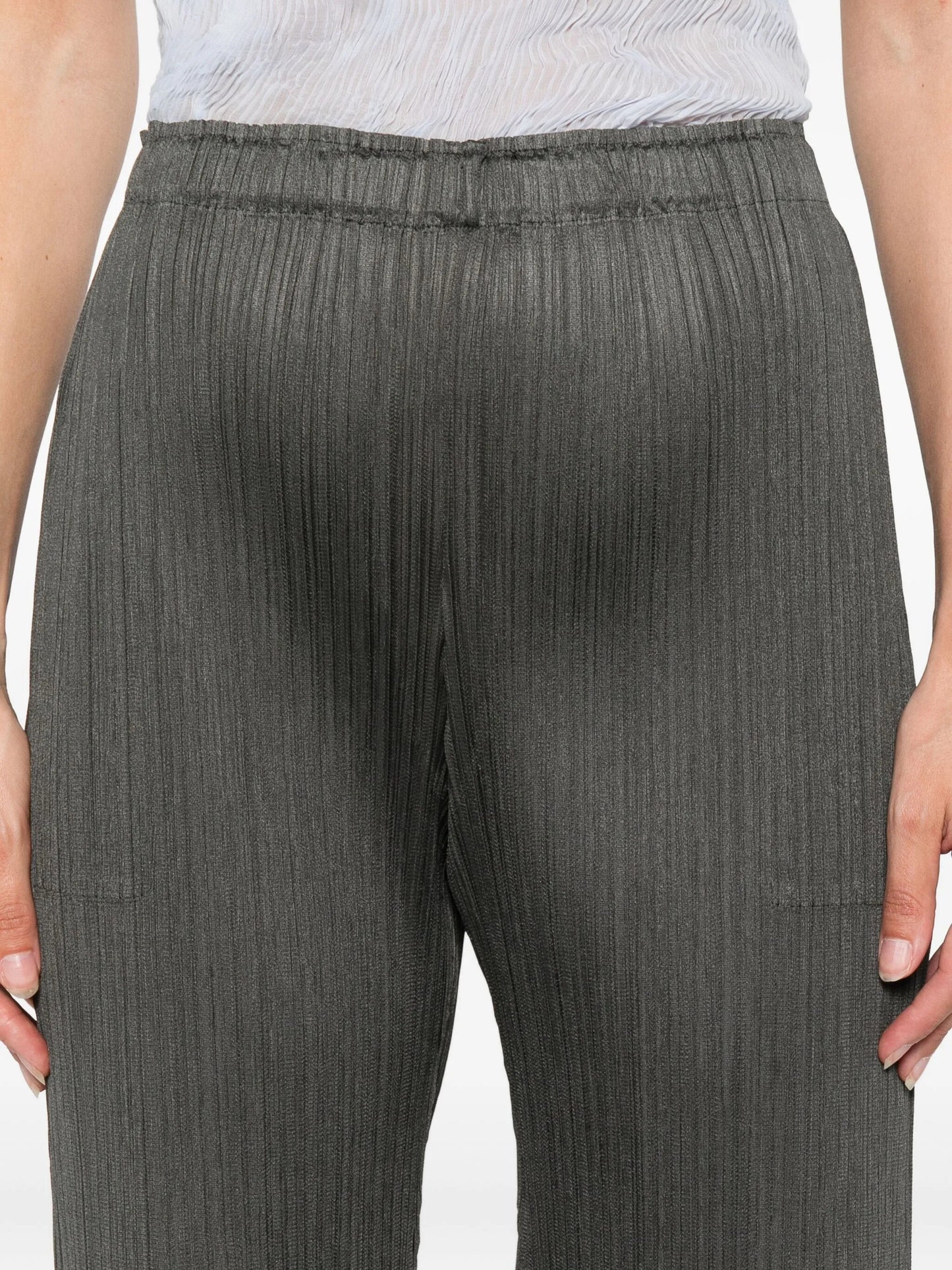 elasticated-waist pleated shorts