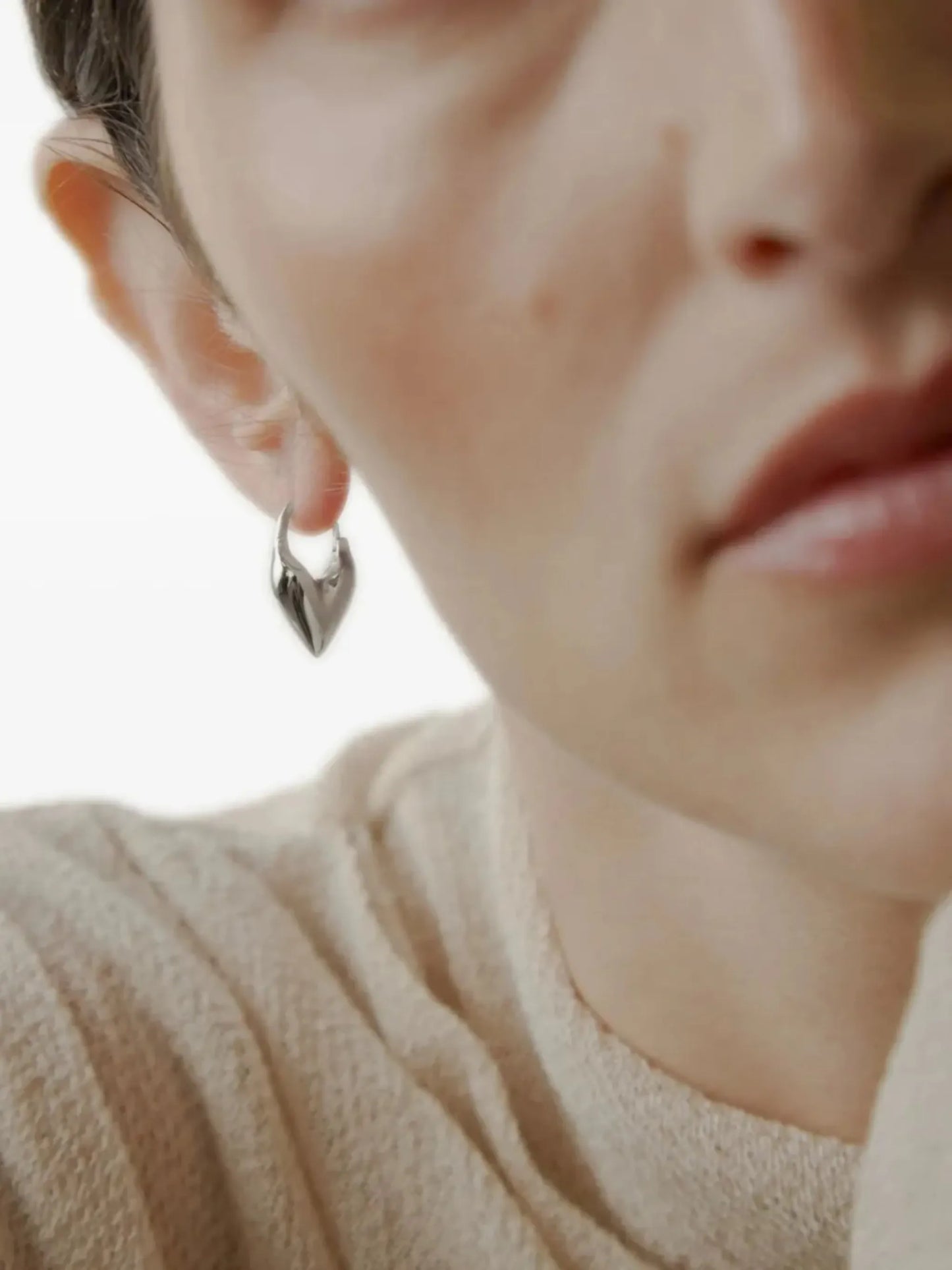 heart-motif hoop earrings