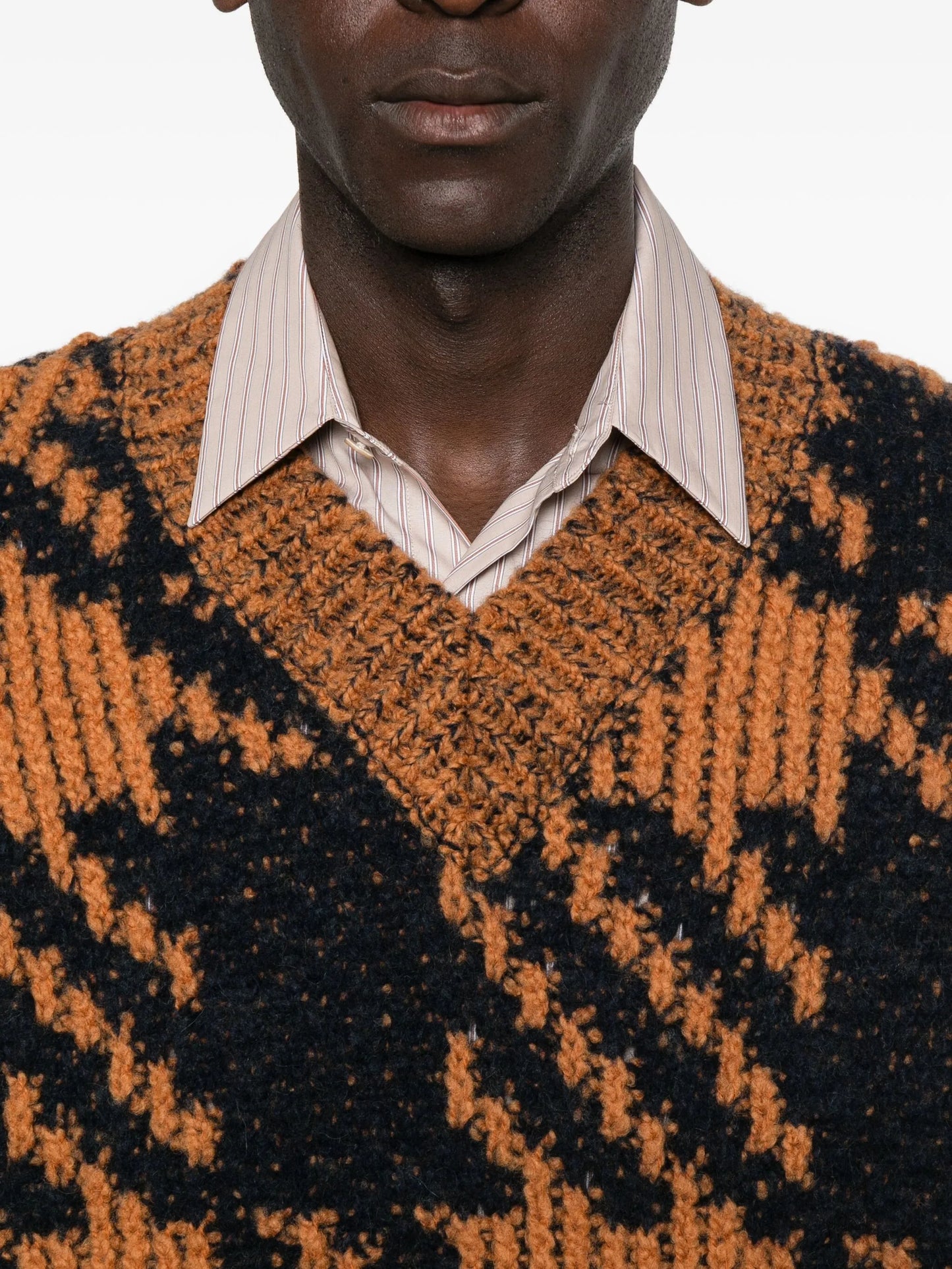 houndstooth-pattern V-neck jumper