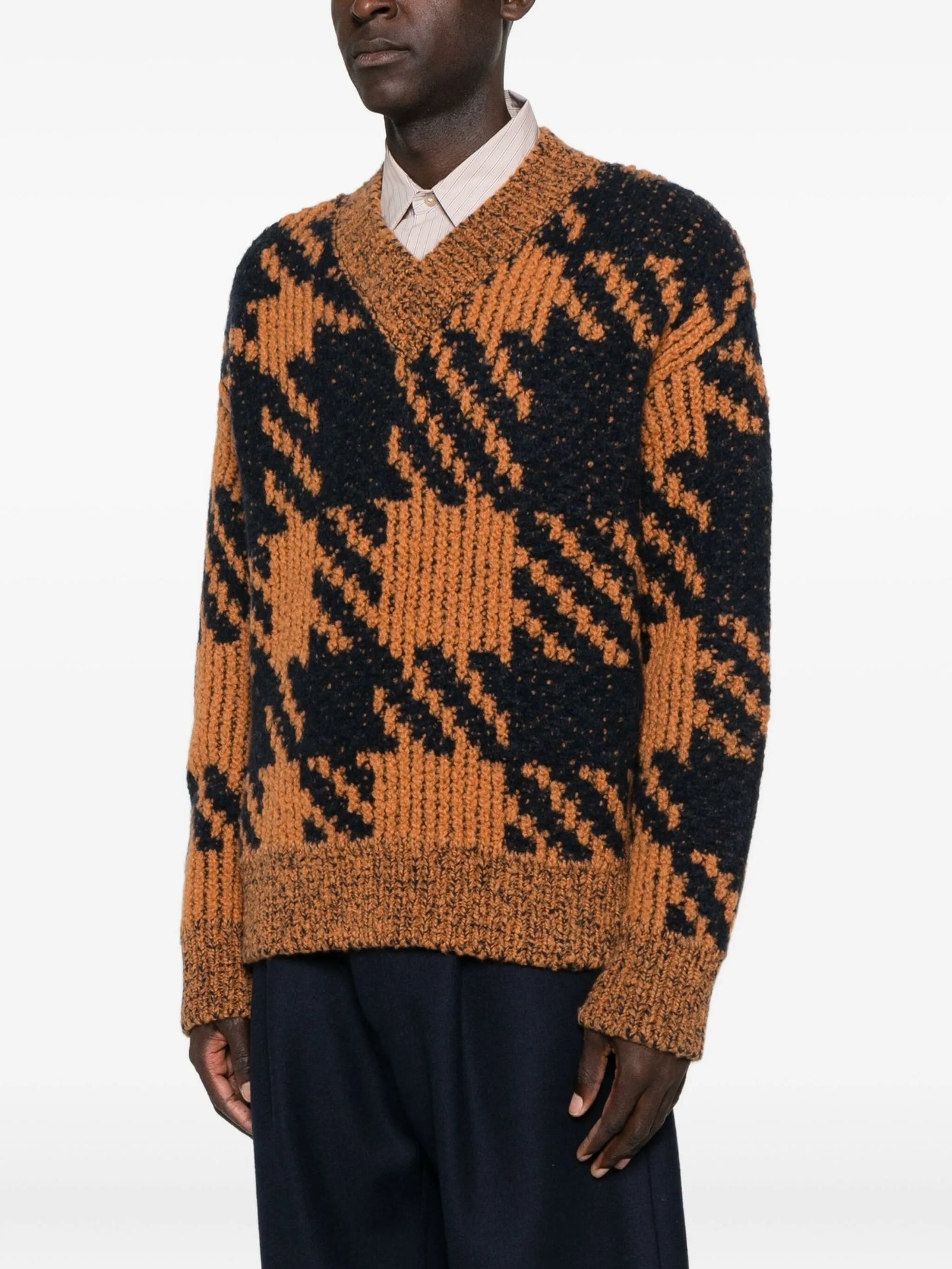 houndstooth-pattern V-neck jumper
