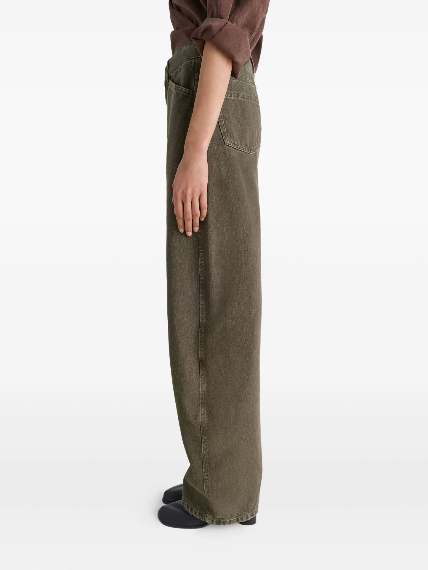curved jeans