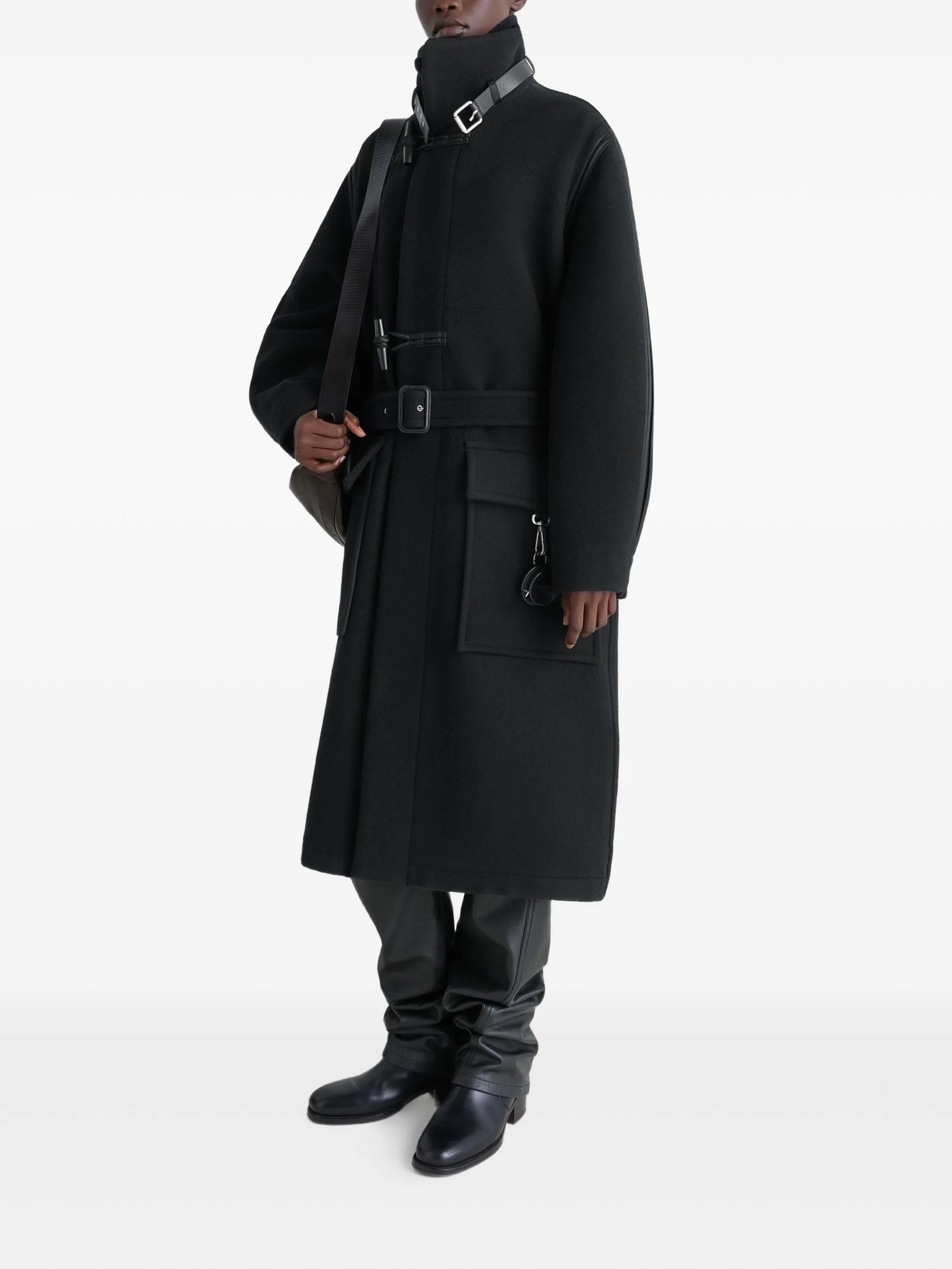 belted toggle-fastening coat