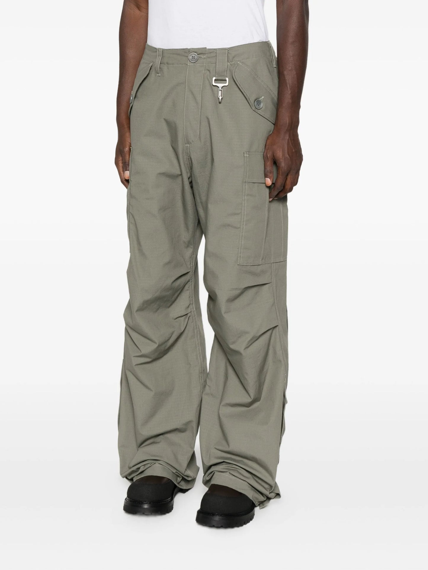 wide-leg cargo trousers