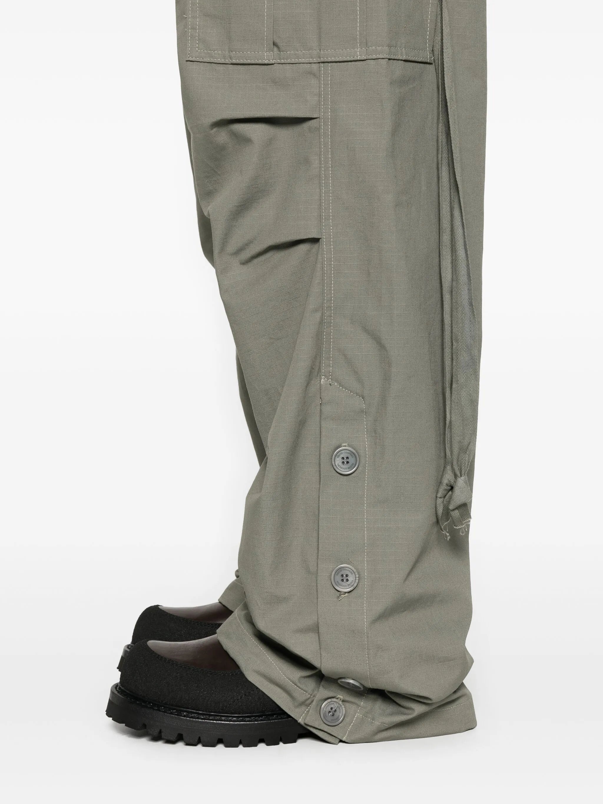 wide-leg cargo trousers