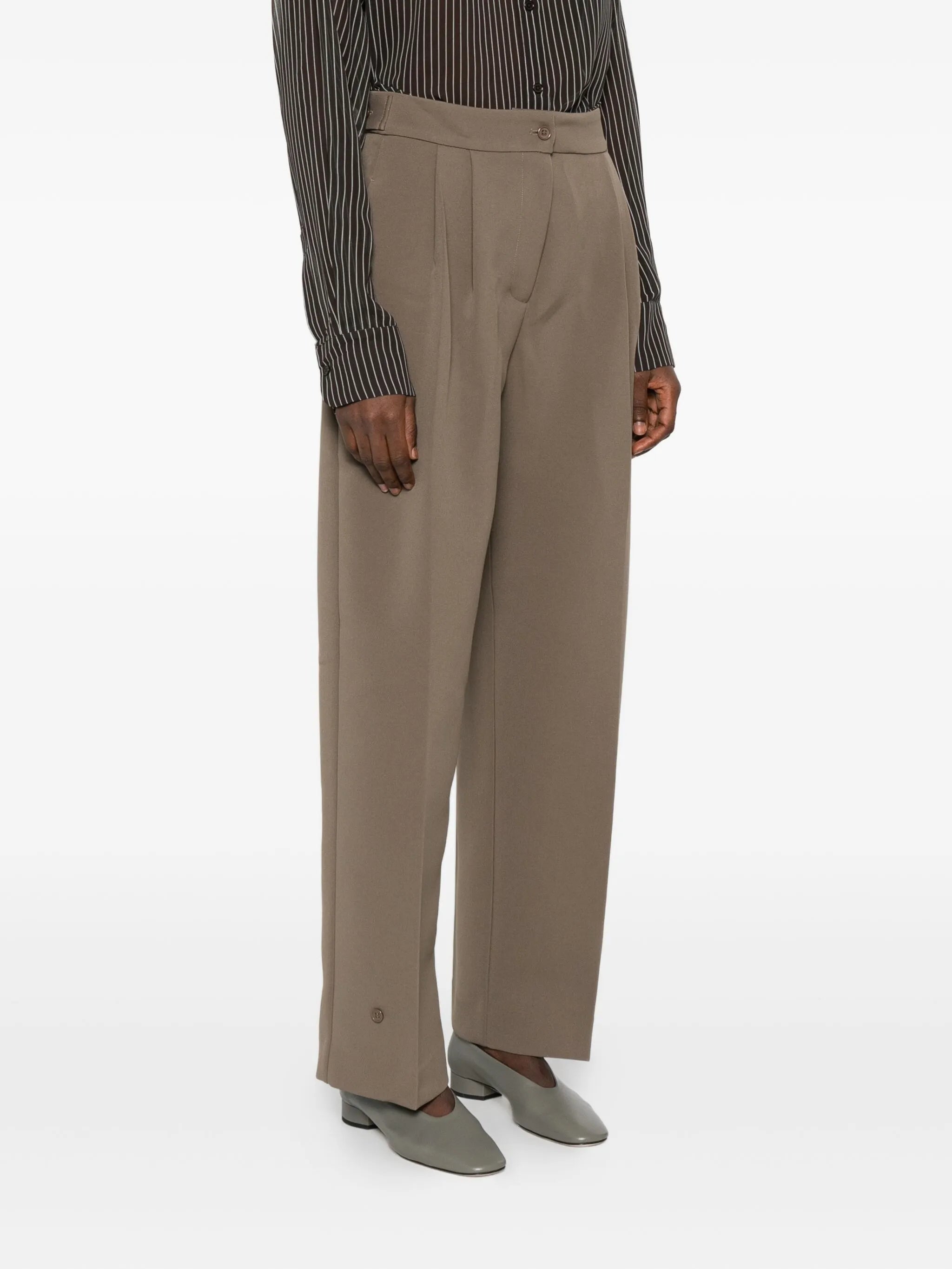 pleated buttoned trousers