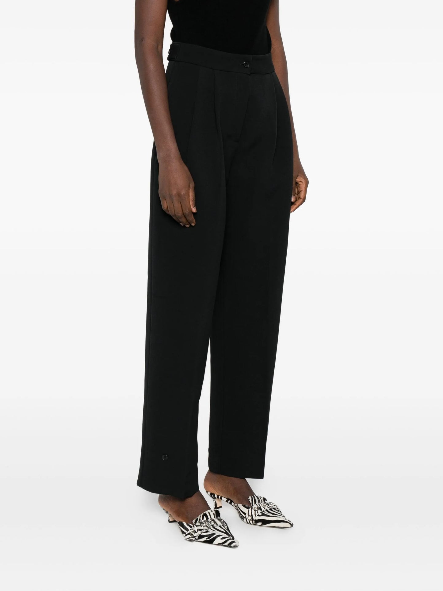pleated buttoned trousers