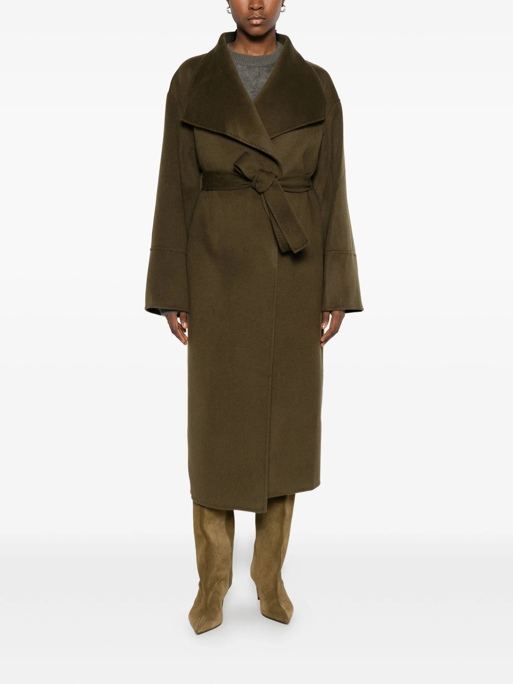 Long coat w wide lapels belted