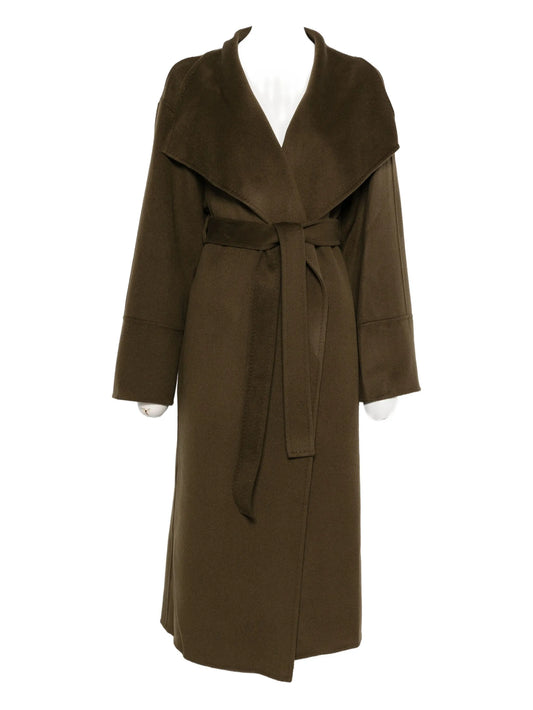 Long coat w wide lapels belted