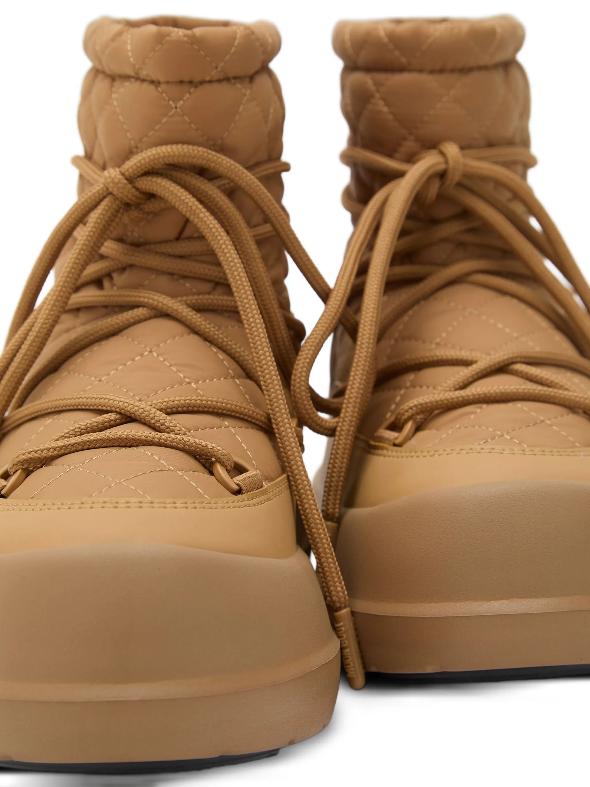 Mezzaluna quilted boots