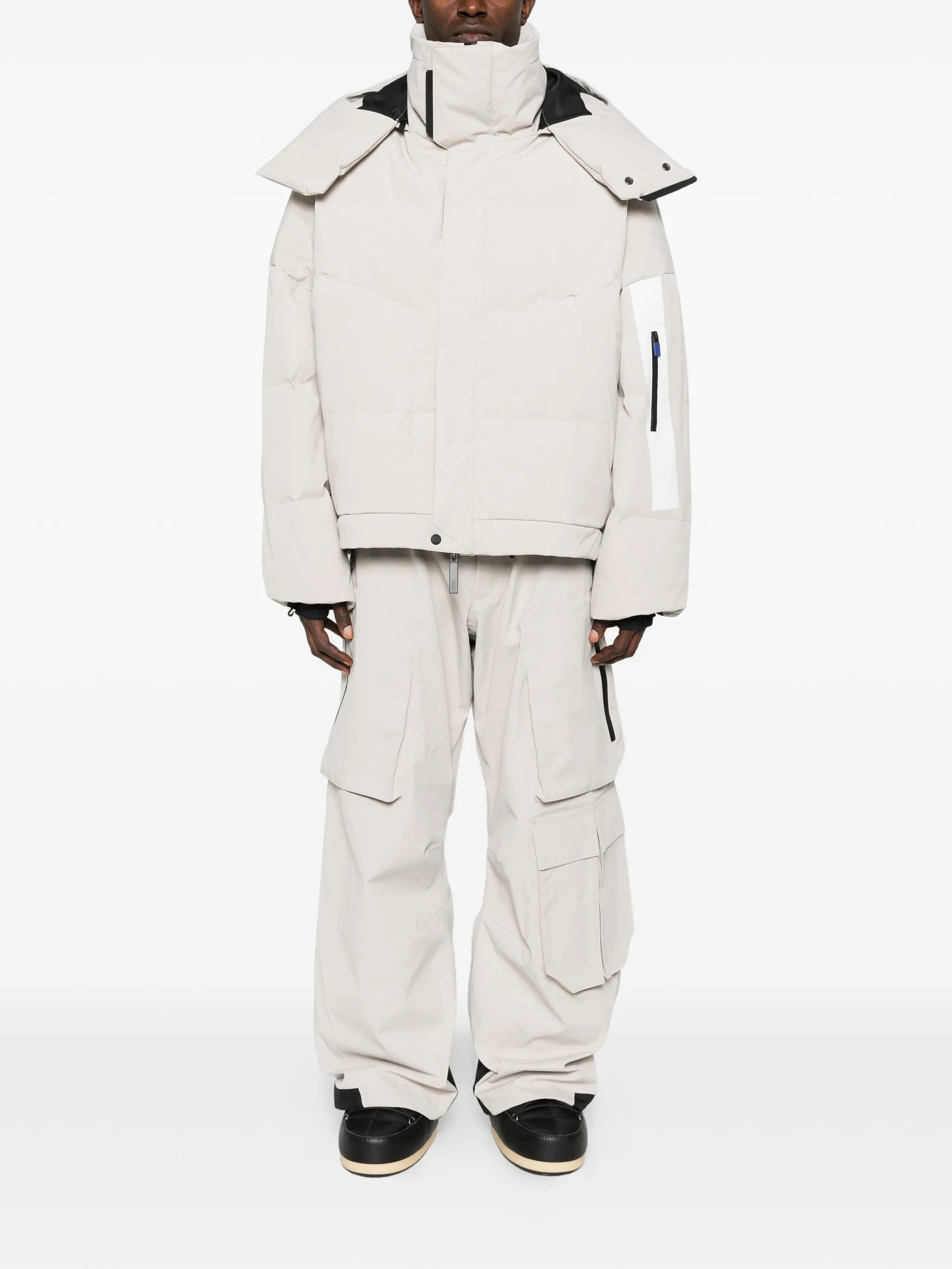 hooded zip-fastening ski jacket