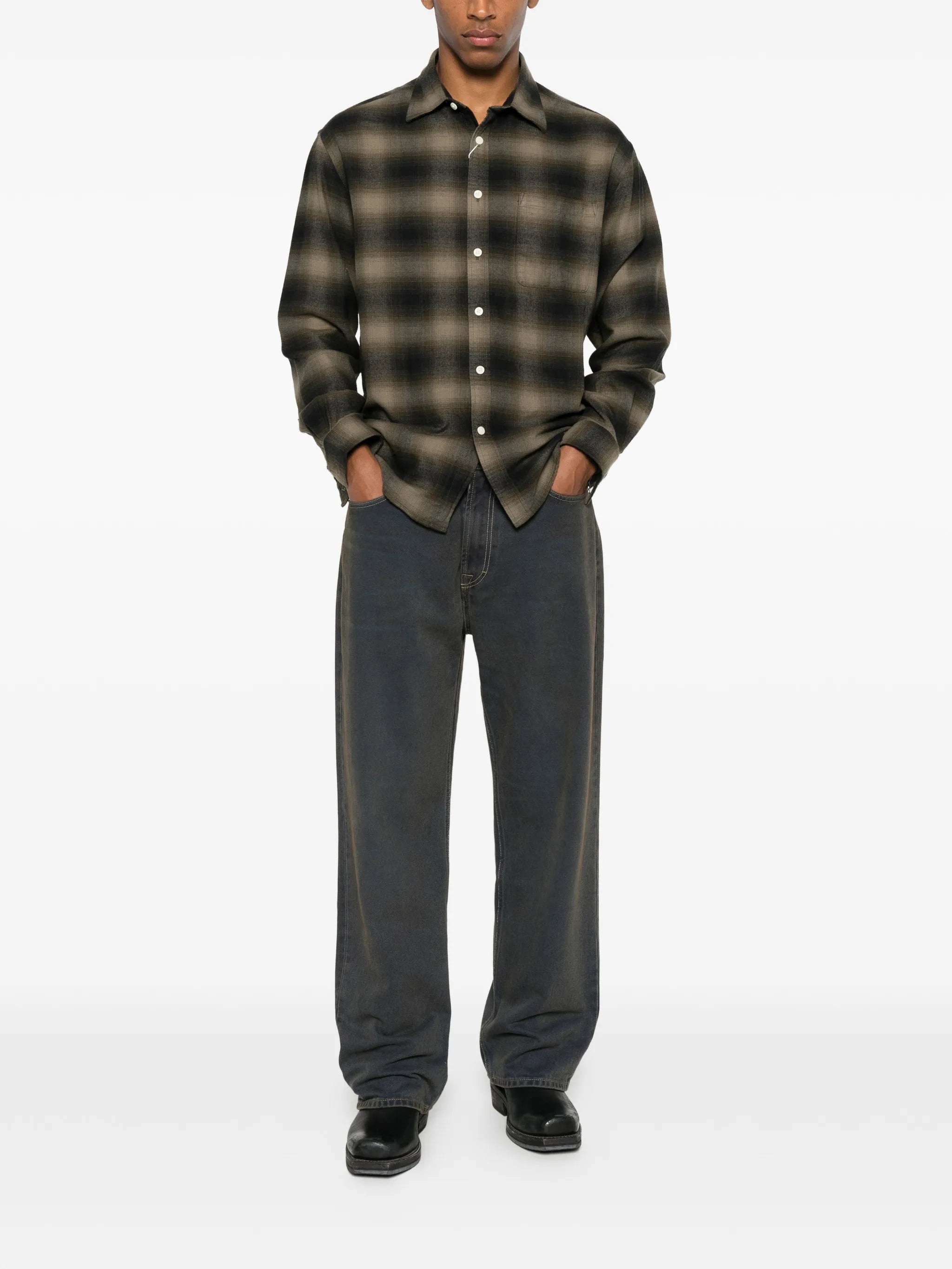 Button-up shirt made in soft cotton and woven in a flannel twill weave.
