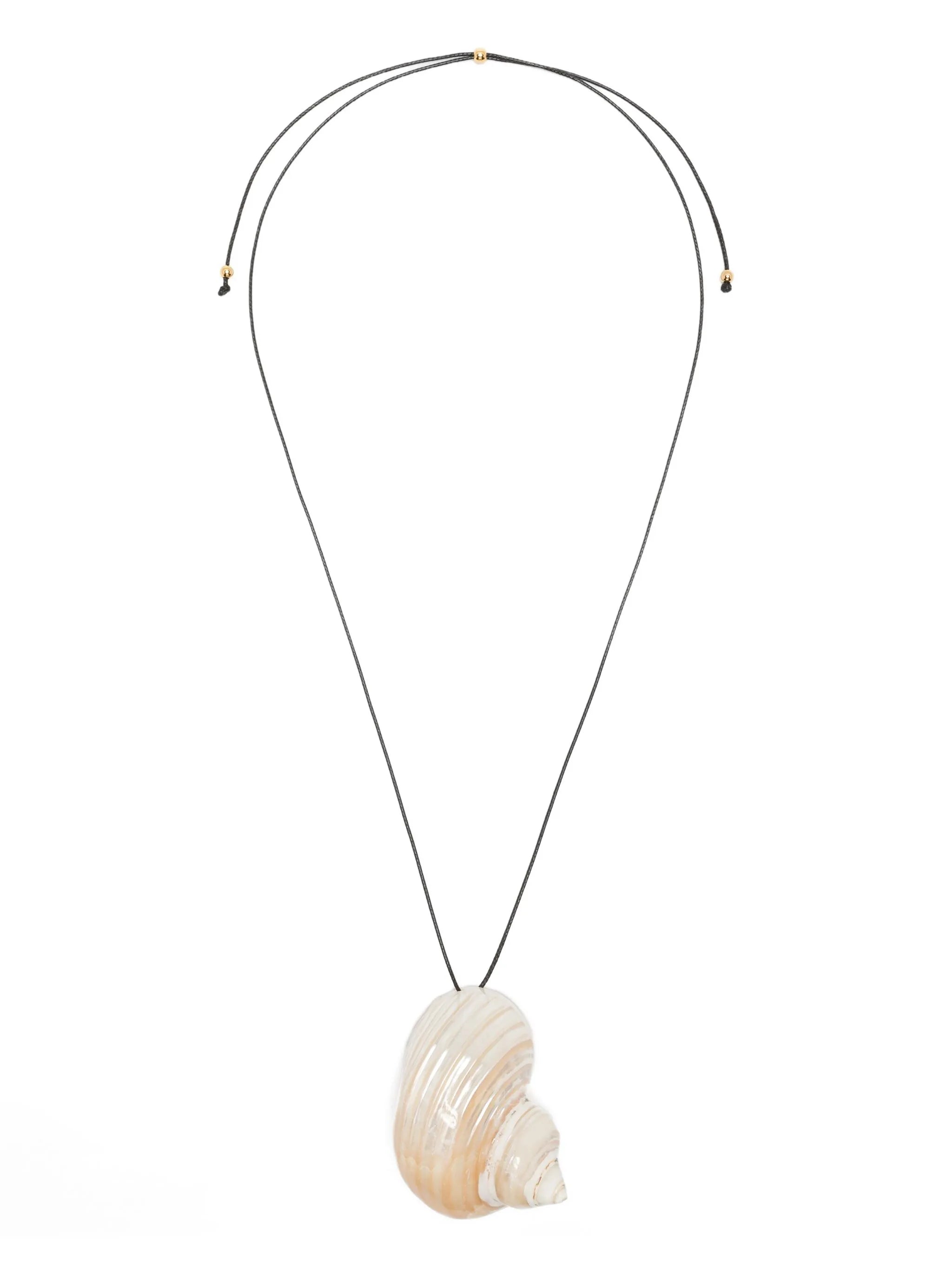 Sea shell-pendant necklace