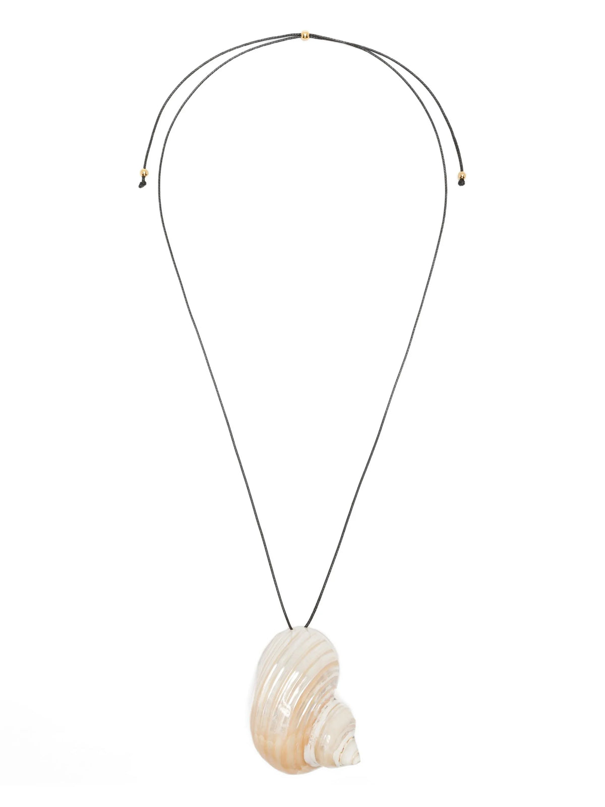 Sea shell-pendant necklace