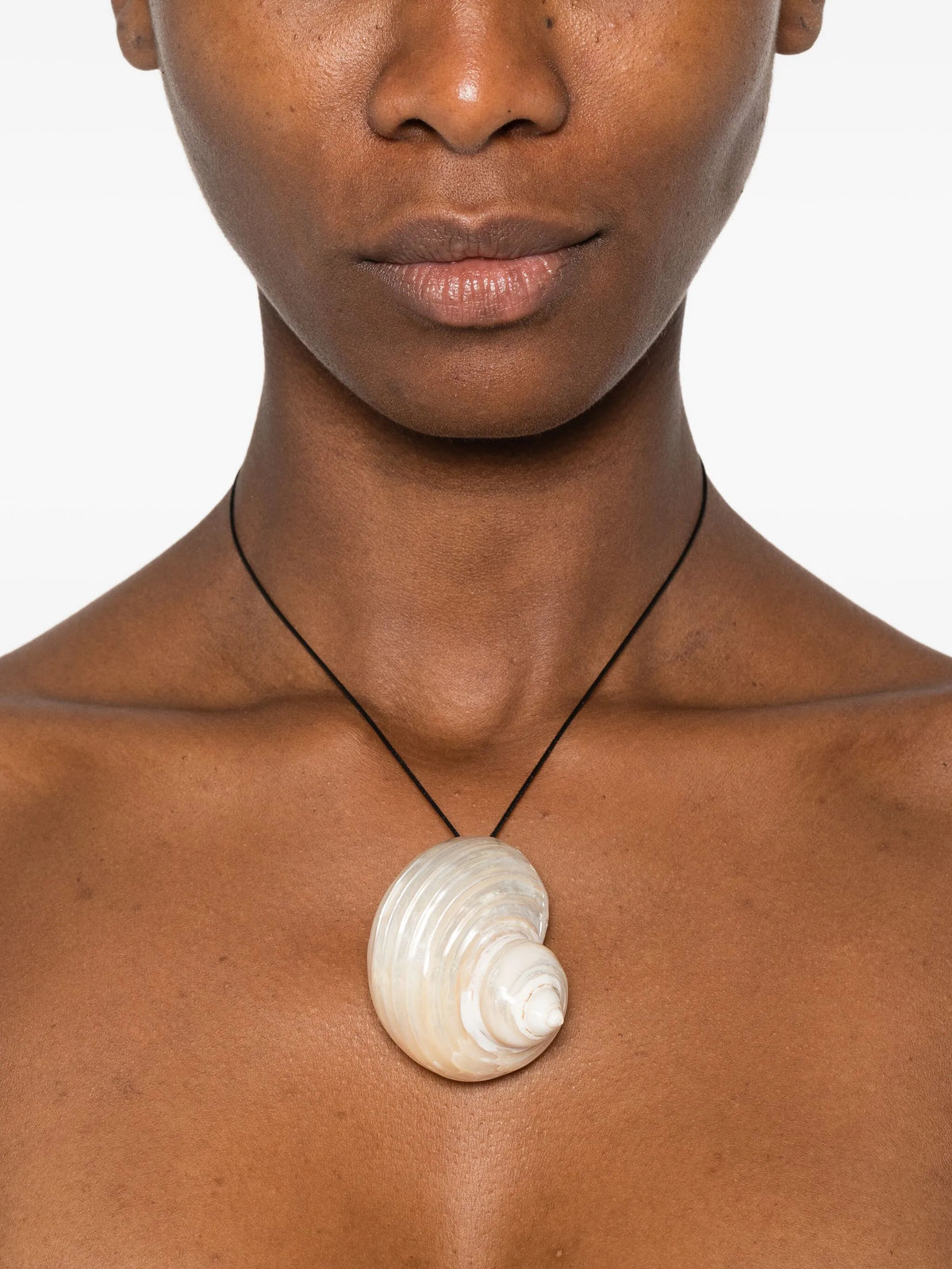 Sea shell-pendant necklace