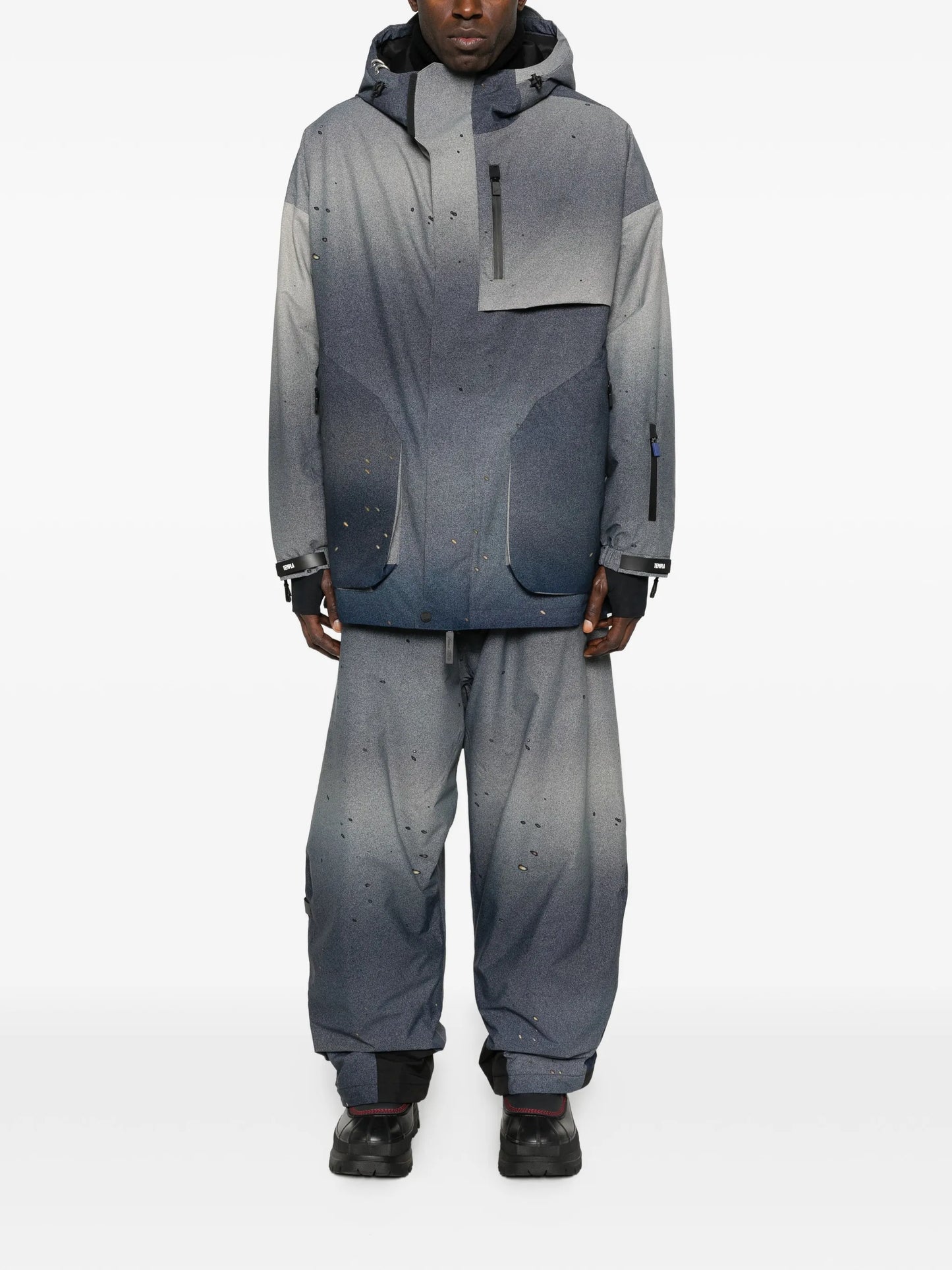 zip-fastening ski jacket