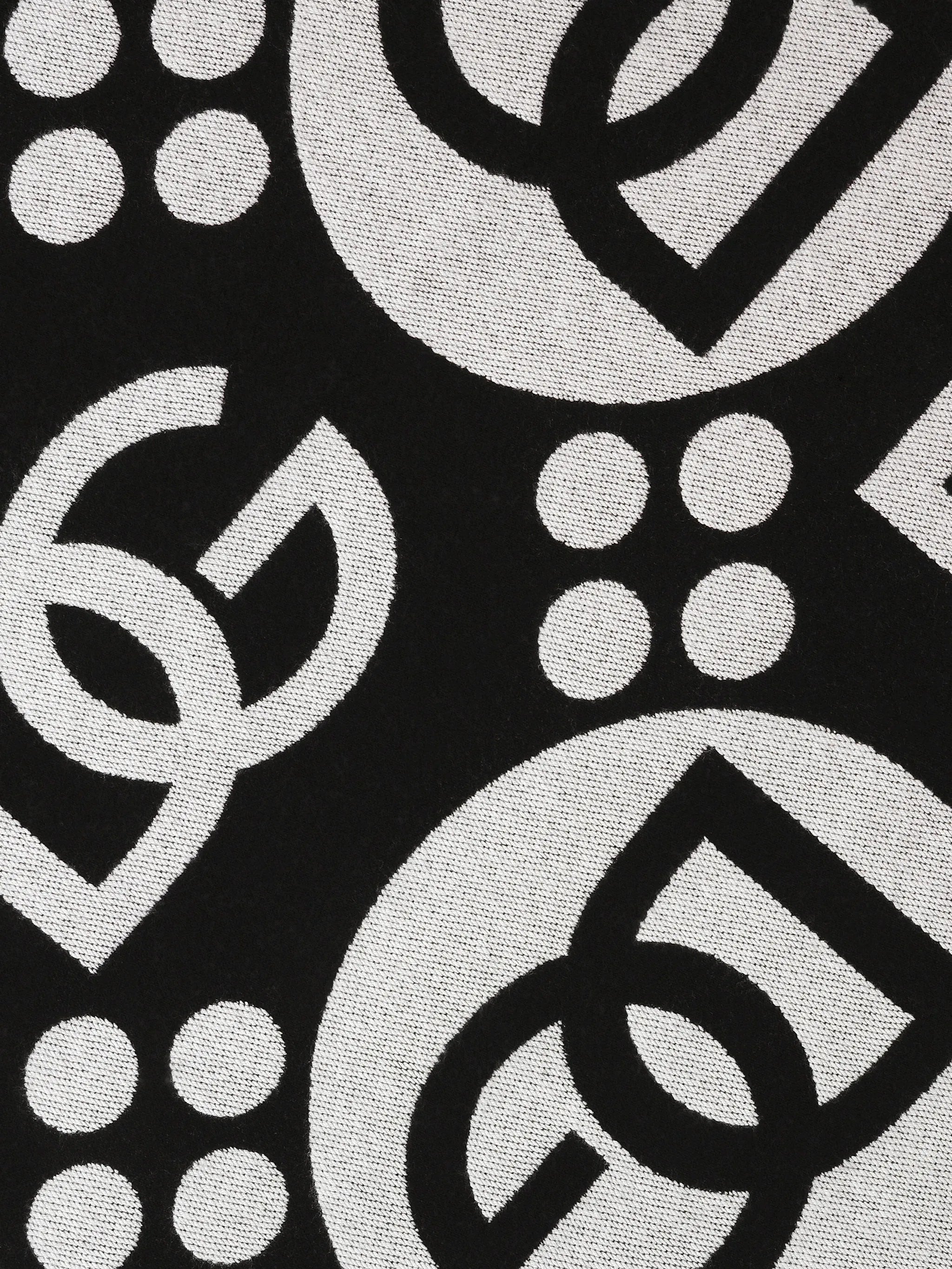 logo-pattern blanket