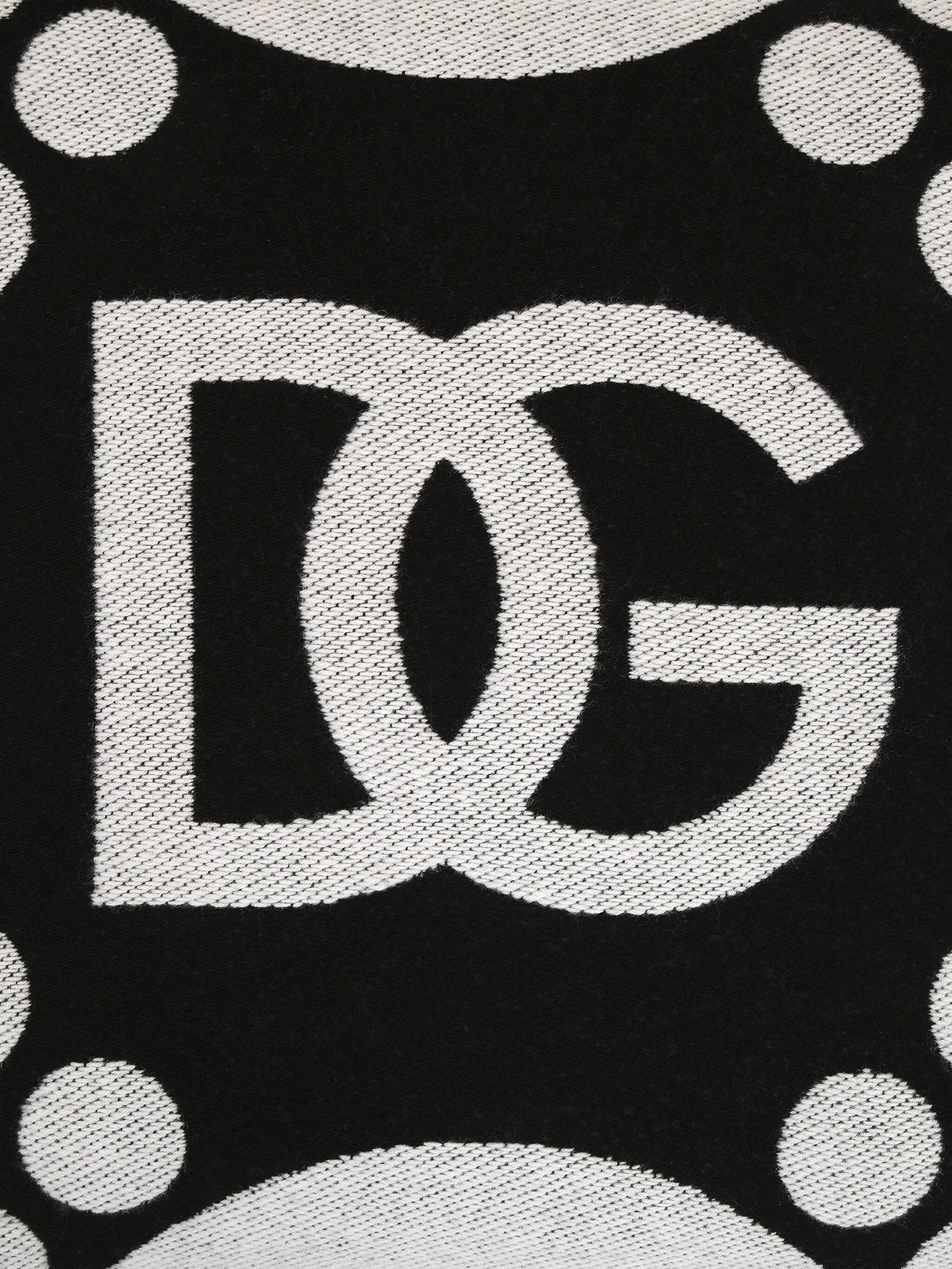 logo-detailed cushion