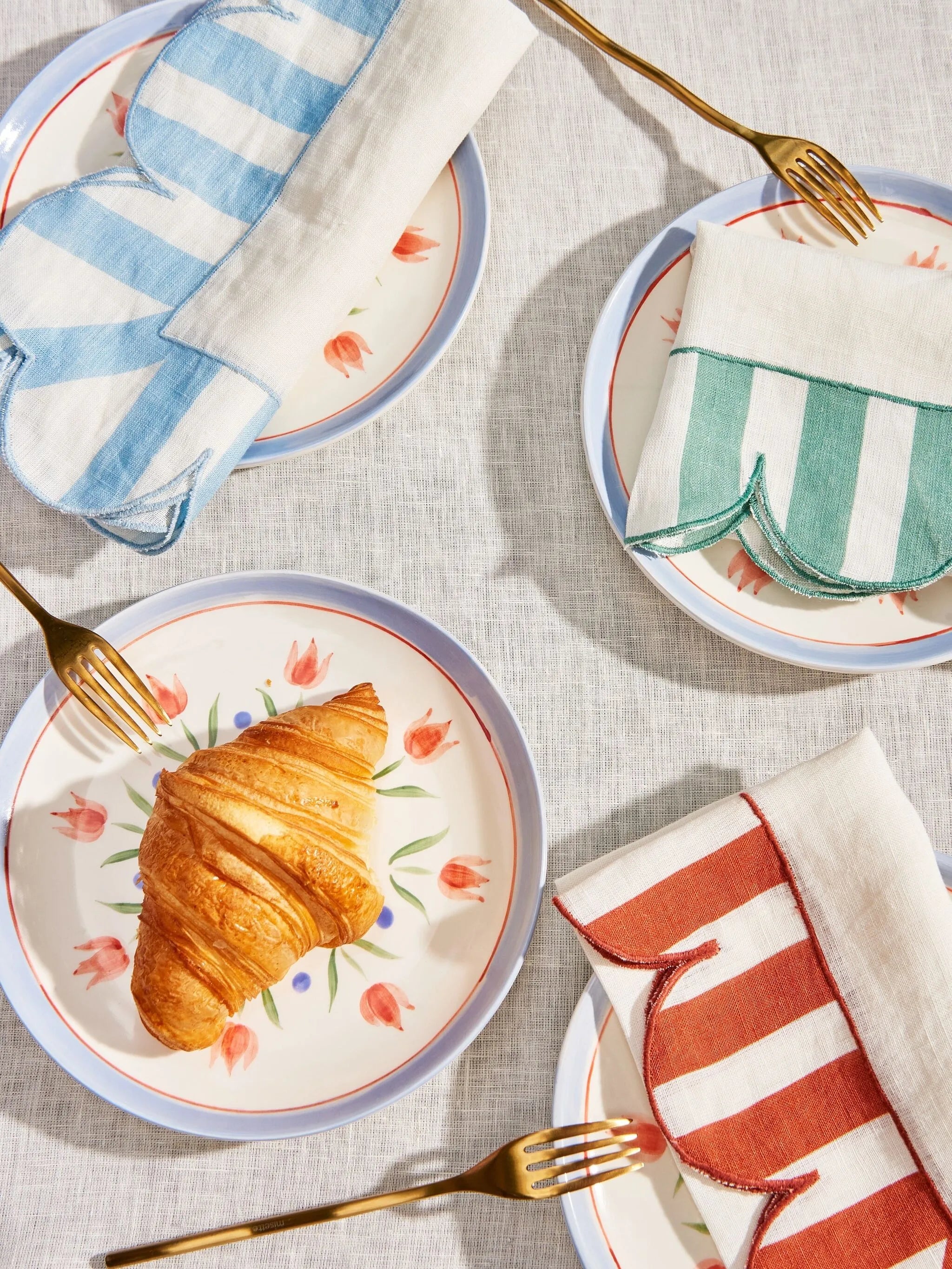 scalloped-edge striped napkins (set of four)