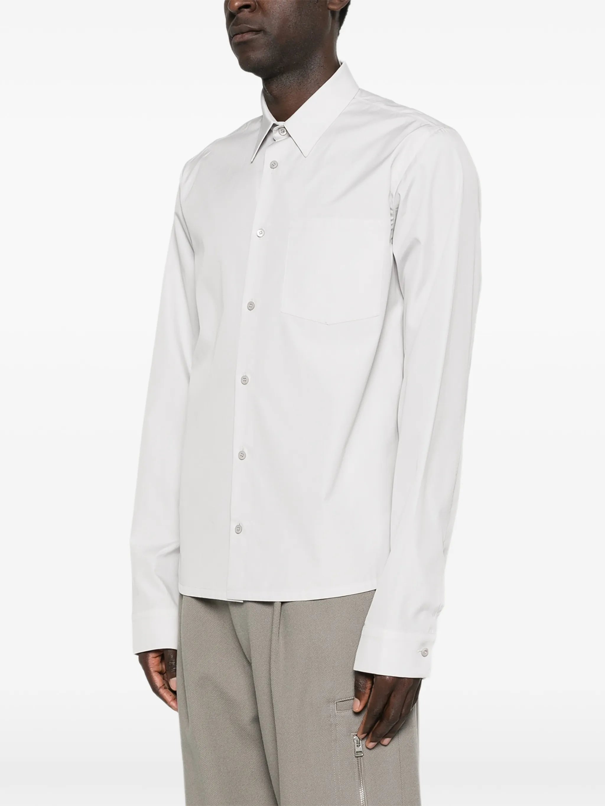 button-fastening pocket shirt