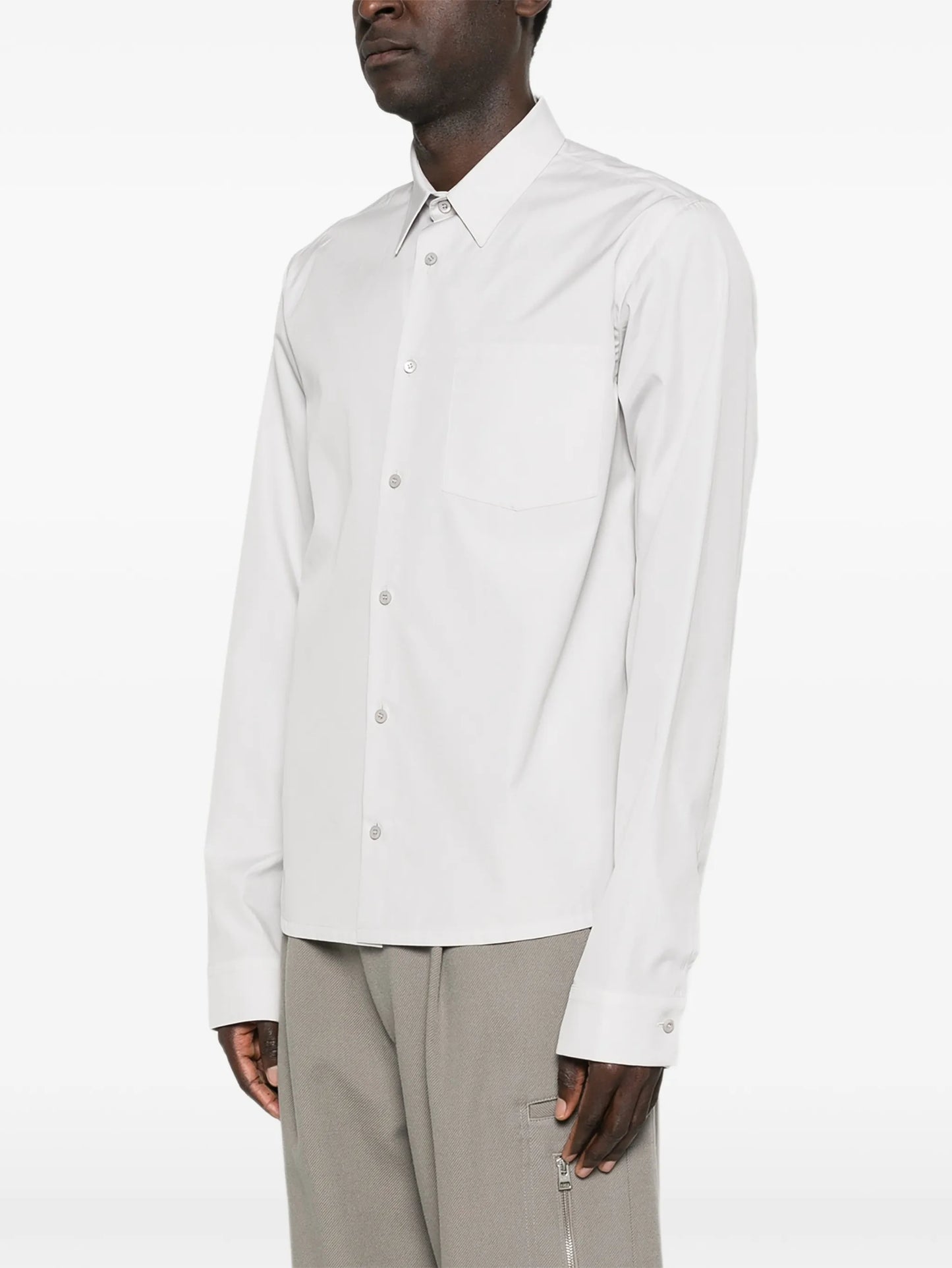 button-fastening pocket shirt