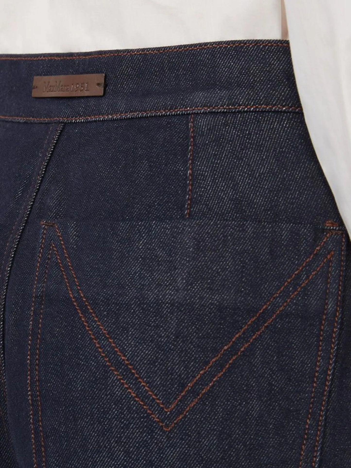 topstitching pleated-front denim jeans